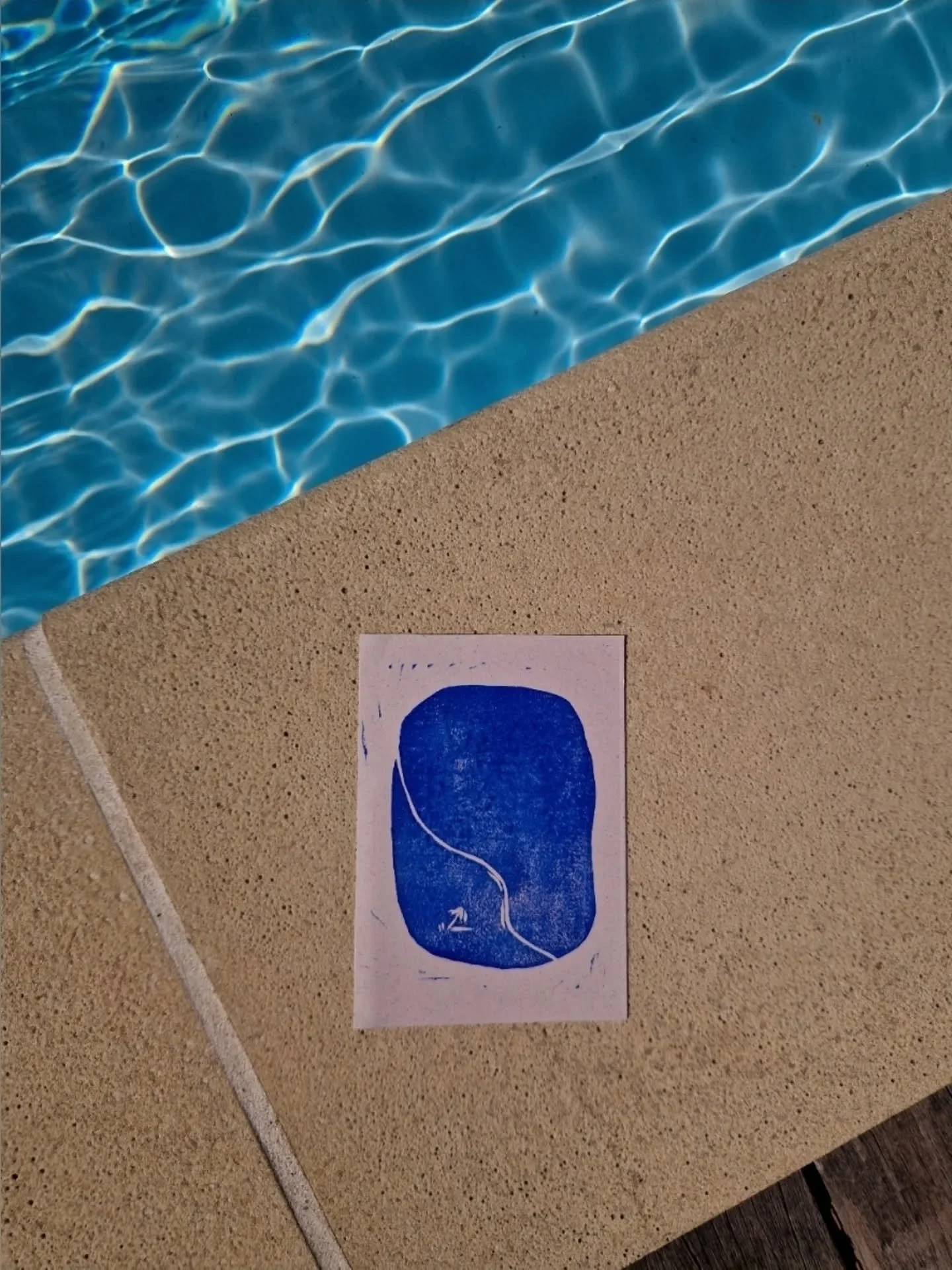 un vendredi a la plage - en linogravure cette fois ci 🪁✨️ 
je ma&icirc;trise pas encore tout a fait le transfert d'encre mais j'adore vraiment cette technique ! ✂️

#artprint #linogravure #linocut #illustration #bordeaux #bassindarcachon #bleu #acti