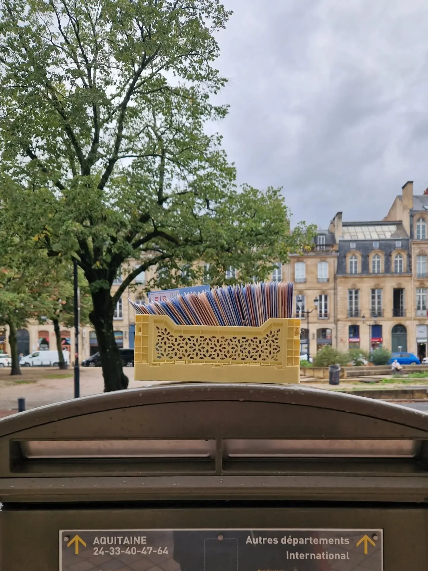 retour en photo sur la pr&eacute;paration du courrier d'octobre 📪 

je commence &agrave; y passer vraiment pas mal de temps, c'est un reel bonheur de pouvoir faire tout &ccedil;a de mes mains ✨️ c'est vraiment tout ce que je recherchais, dessiner, d
