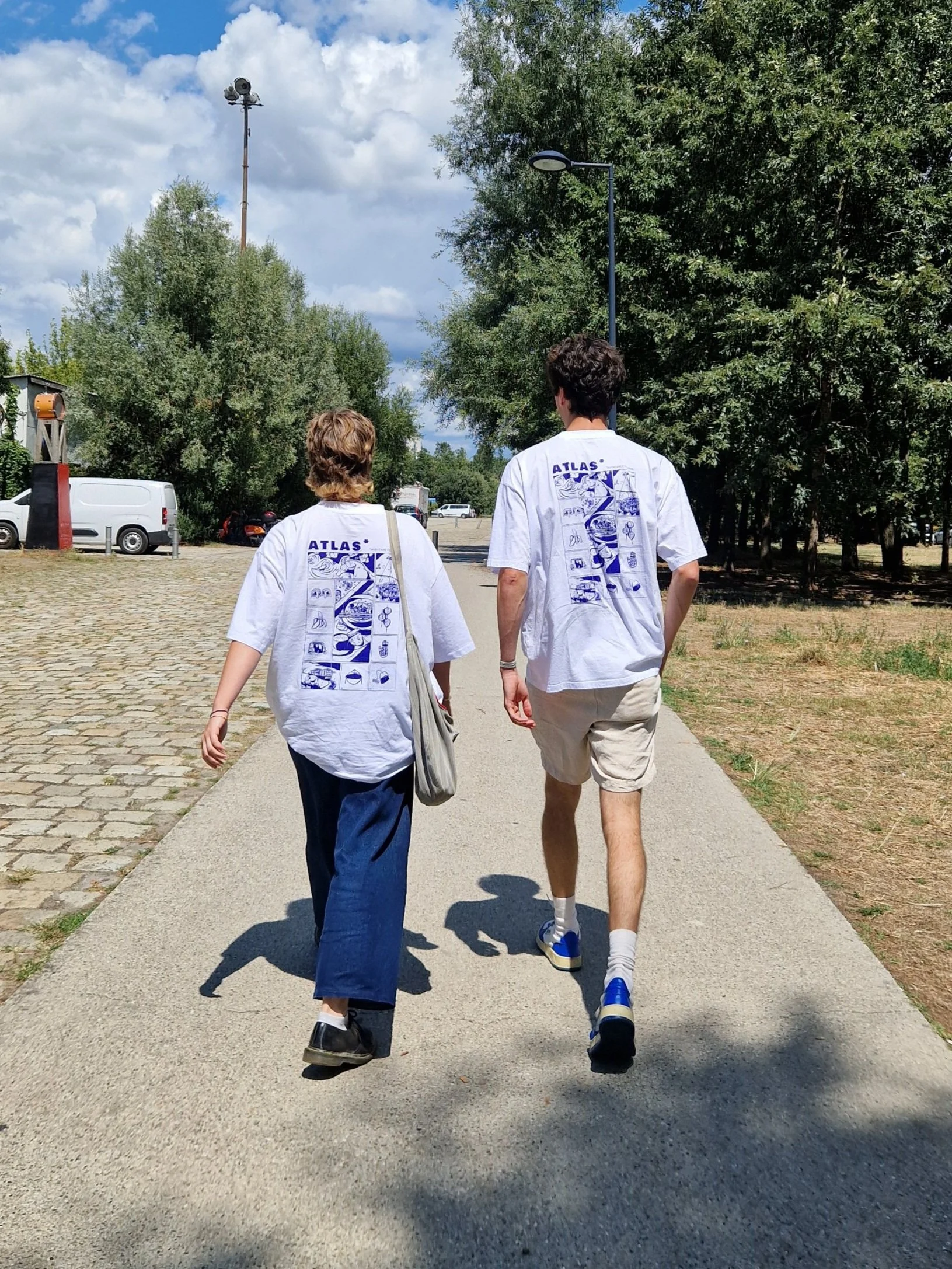 t-shirt_s%C3%A9rigraphie_illustration_bleu_voyage_impression_unie_blanc_unisexe_oversize.jpg