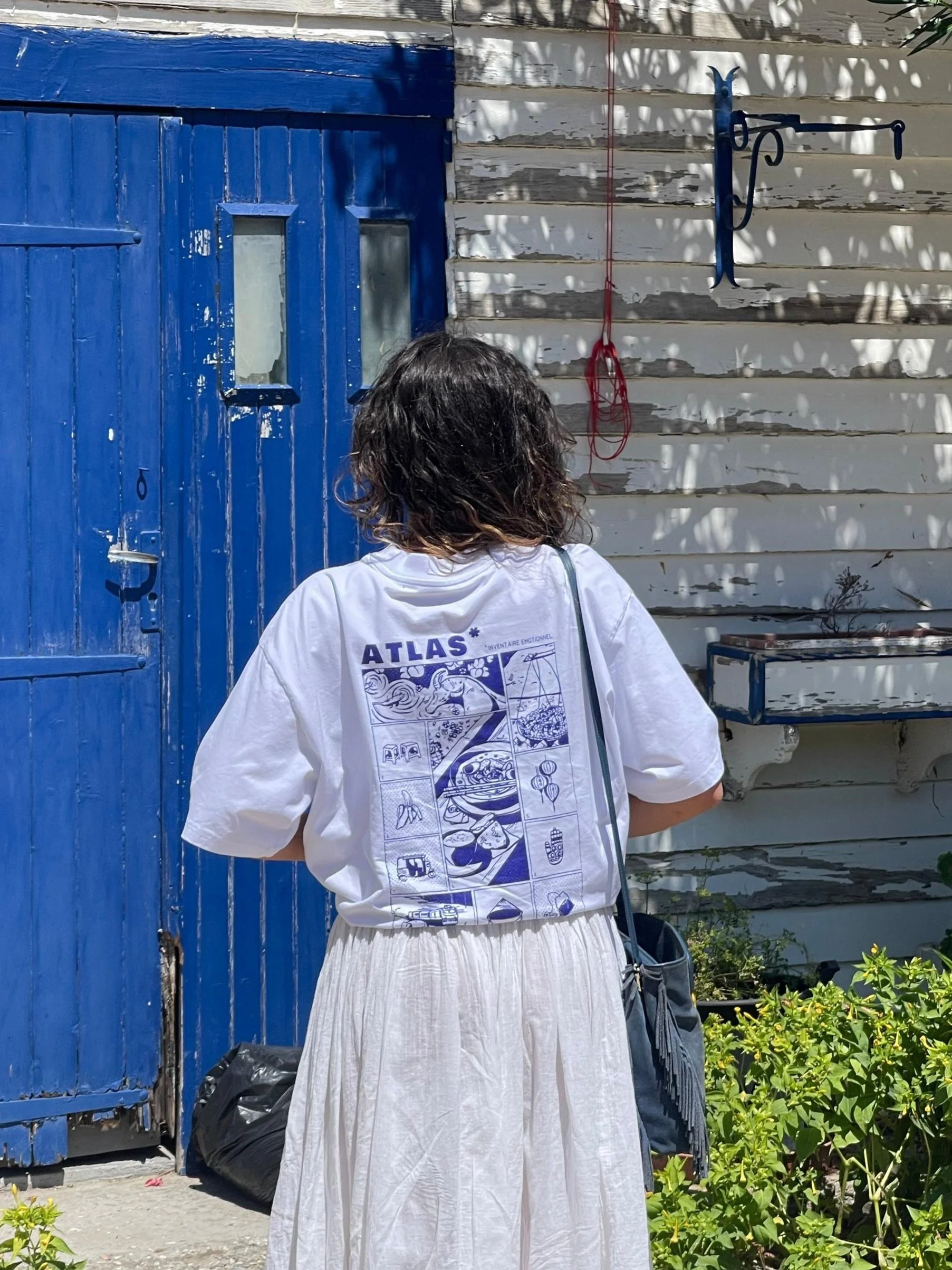 t-shirt_s%C3%A9rigraphie_illustration_bleu_voyage_impression_unie_blanc_unisexe_oversize1.jpg