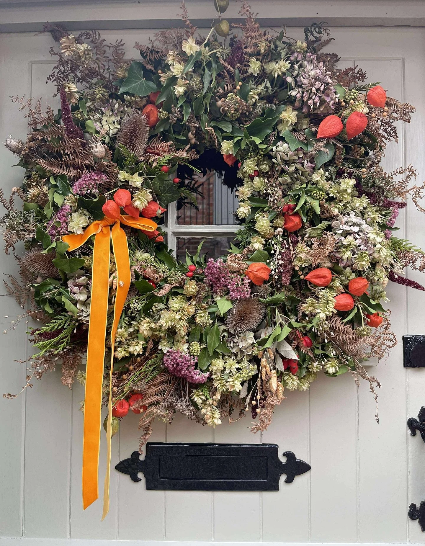 A wreath bursting with all the seasonal treasures of autumn.. hops, hydrangeas, rose hips, ivy flowers, sedums, ferns, Chinese lanterns and much more. I absolutely loved foraging and creating this bespoke order for one of my lovely customers. #autumn