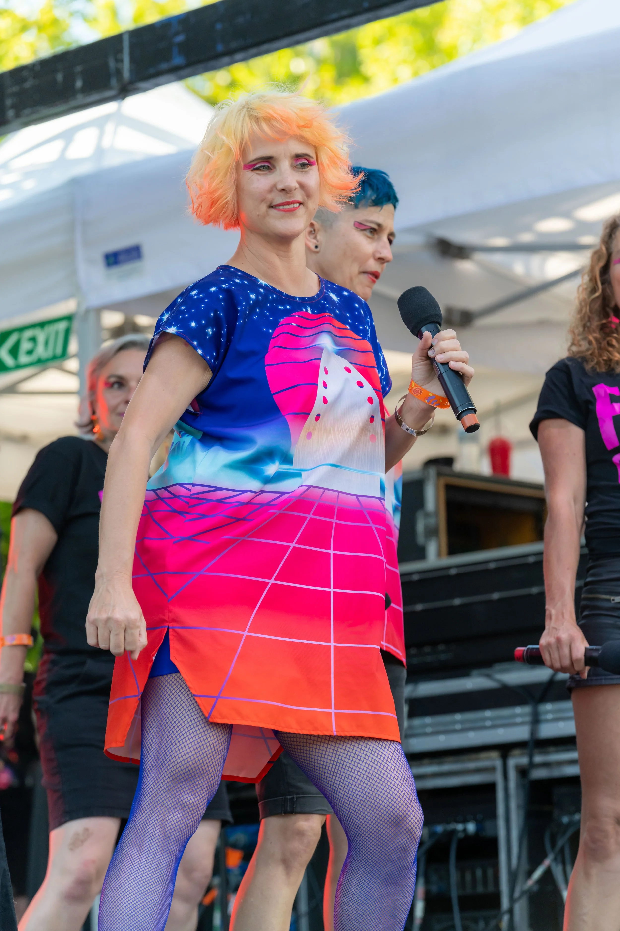 Hot and Heavy singer shimmies on stage.