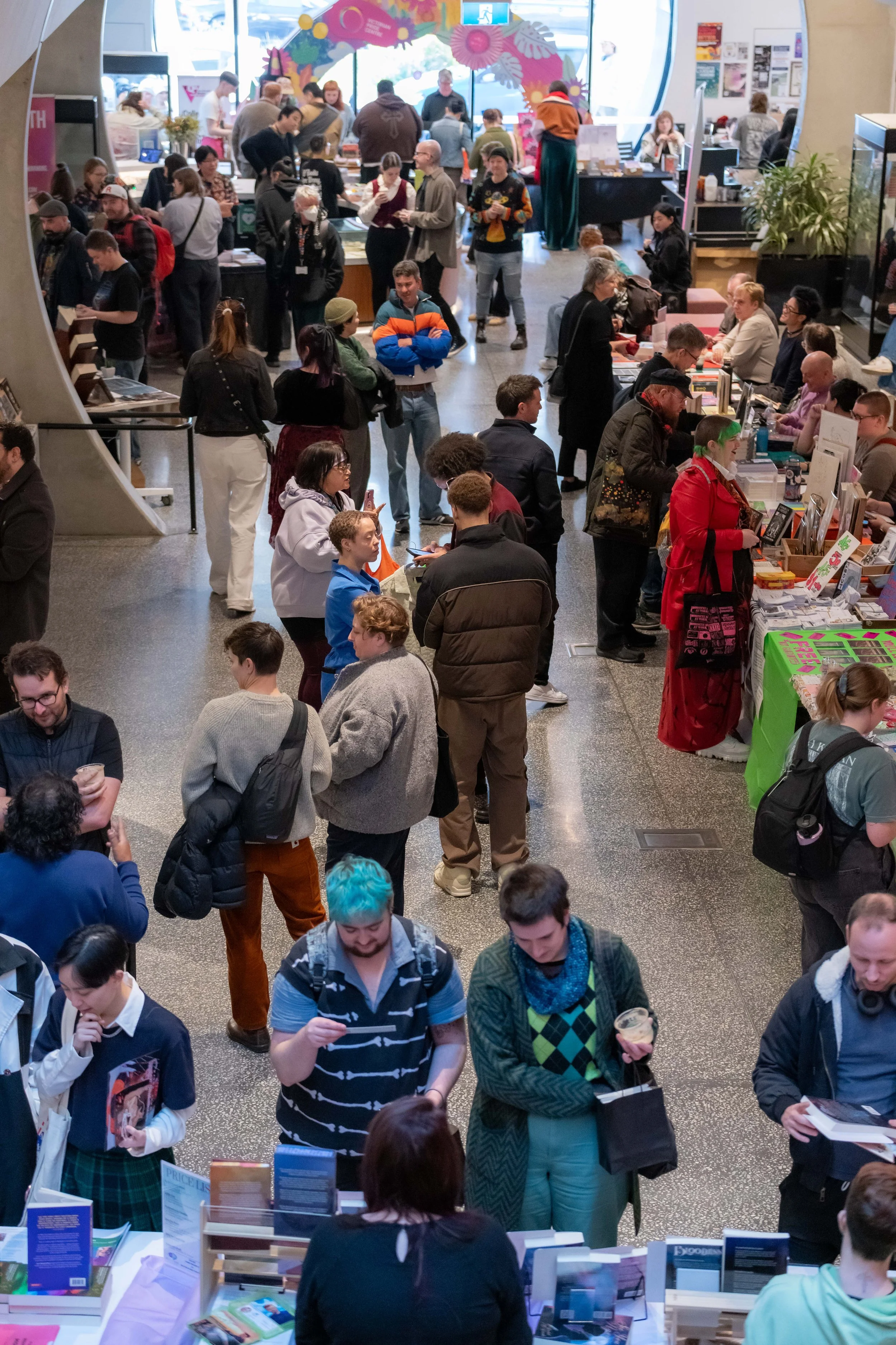 A large crowd of humans perusing book stalls.