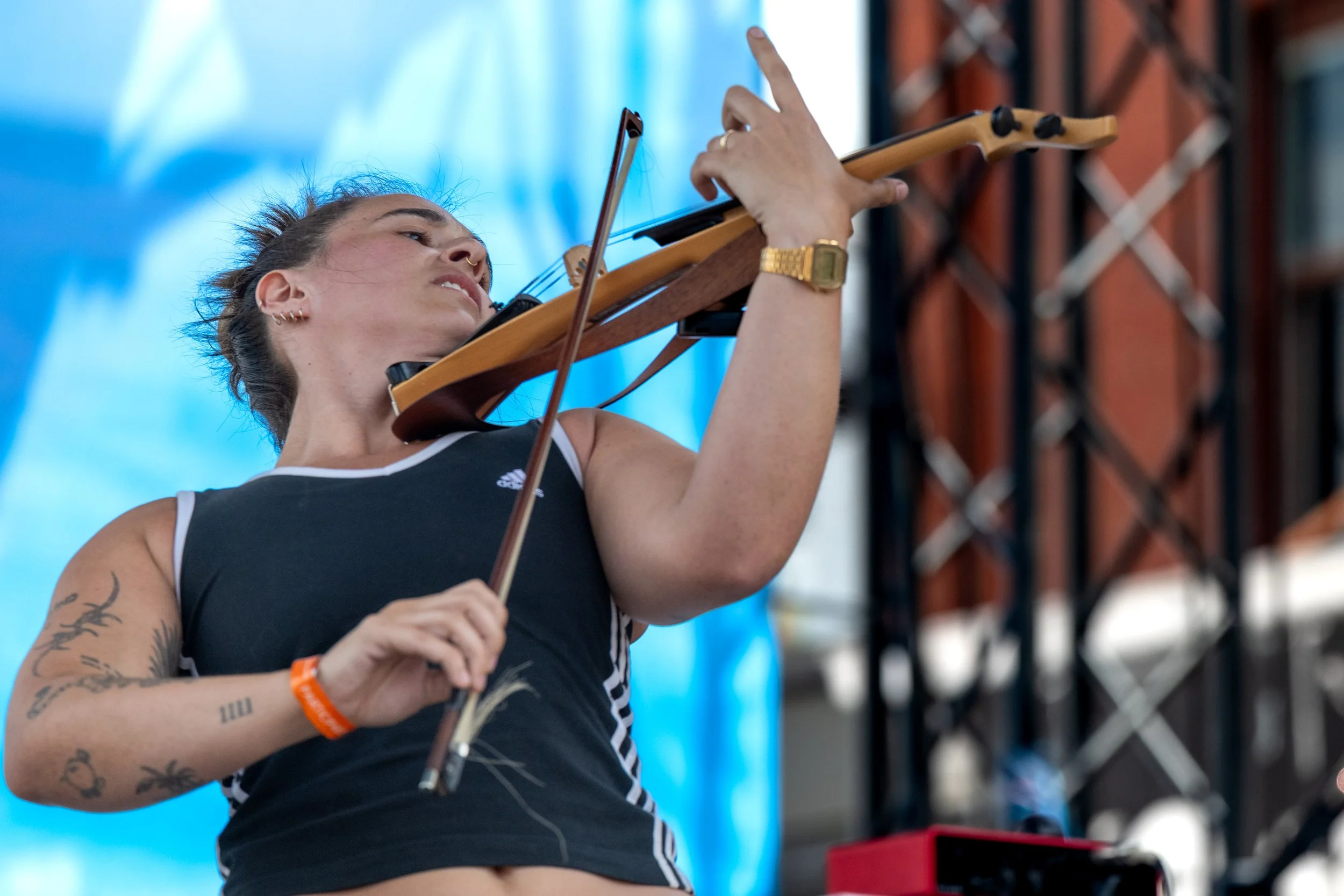 Umbra Moon leans back and plays the electric violin.