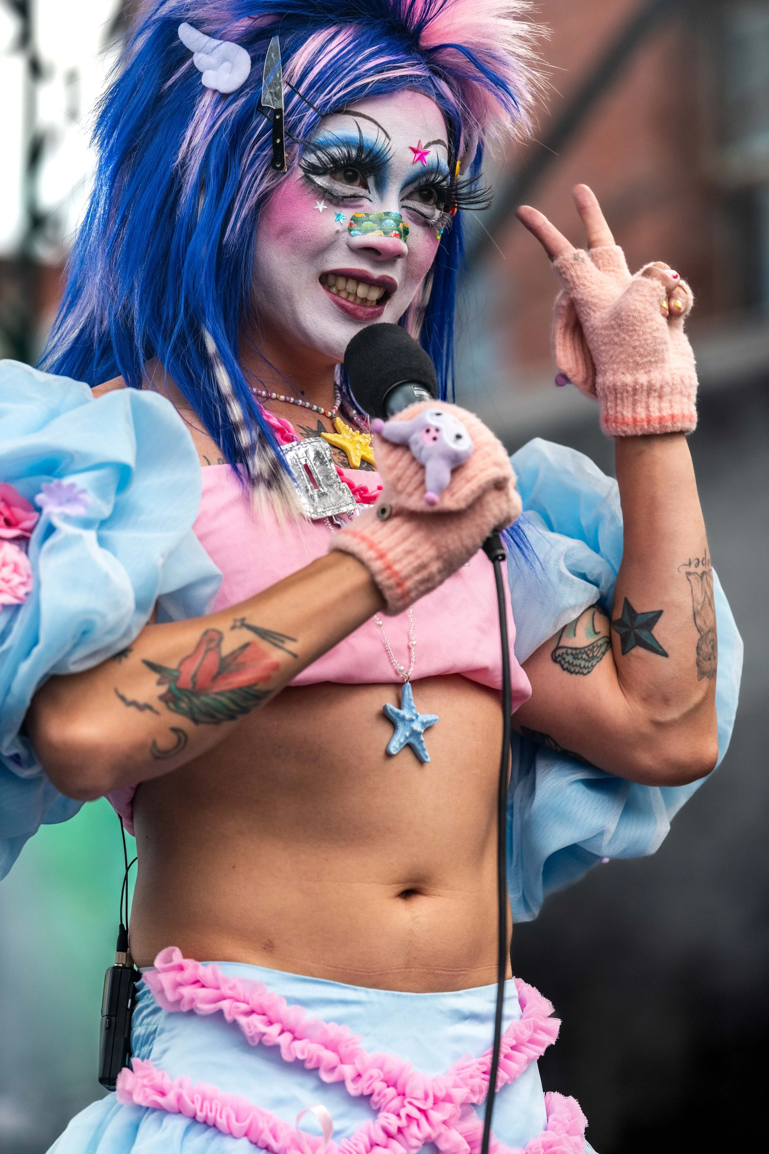 Dyan Tai holds up the peace sign as they sing.