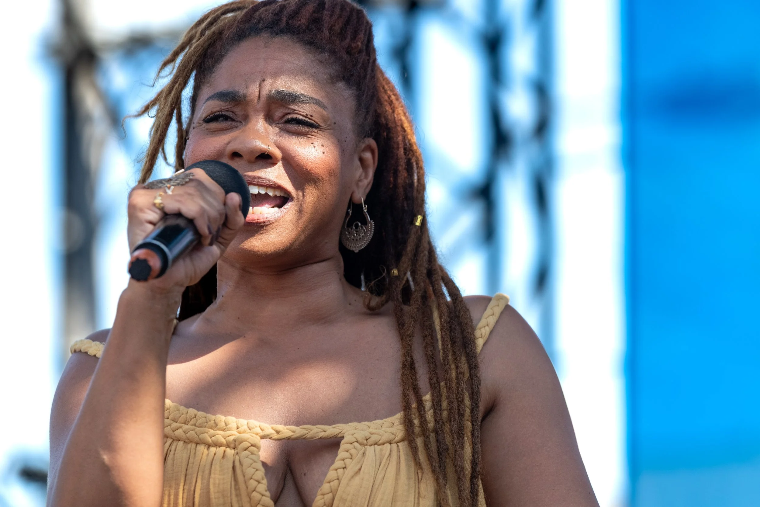 Cle Morgan sings into a microphone.