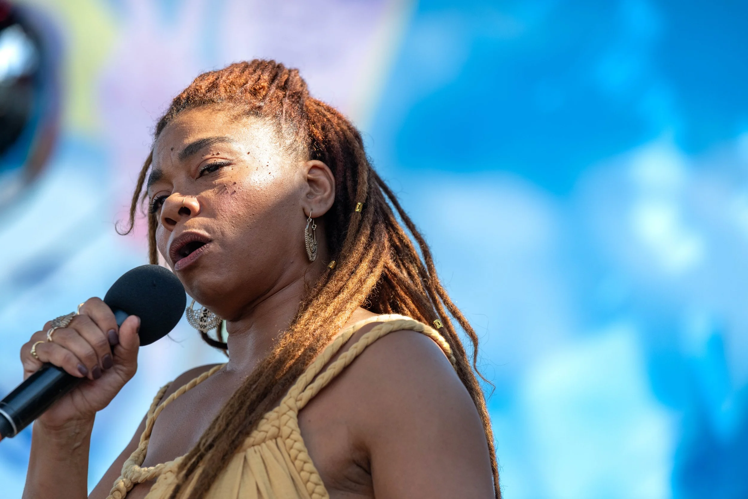 Cle Morgan sings into a microphone.