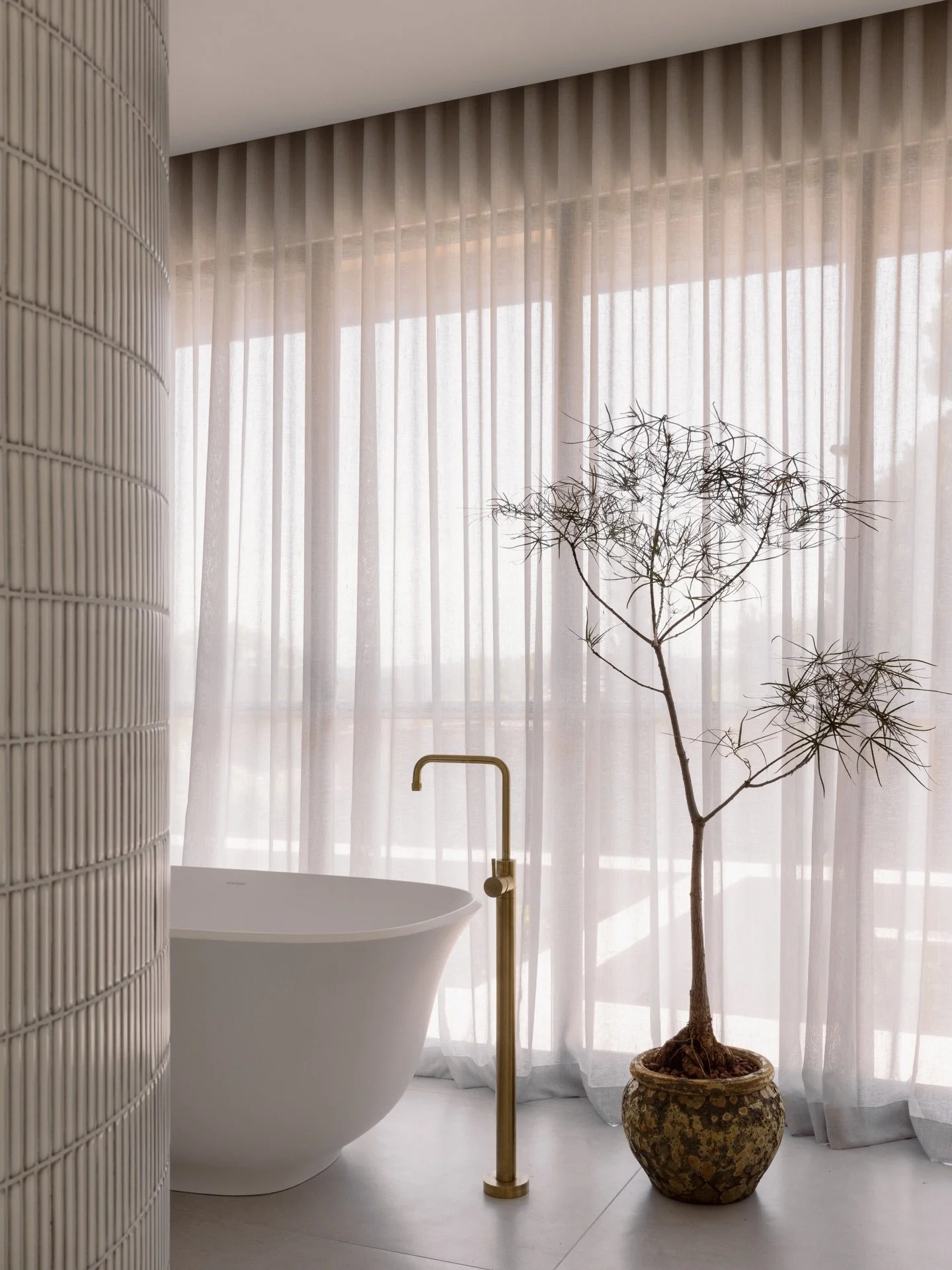 The primary ensuite at Tudorlea is conceived as a quiet, restorative retreat. 

A space where restraint, materiality and gentle light shape the daily rituals of the home.

A soft, tonal palette establishes a sense of calm. The vanity stretches genero