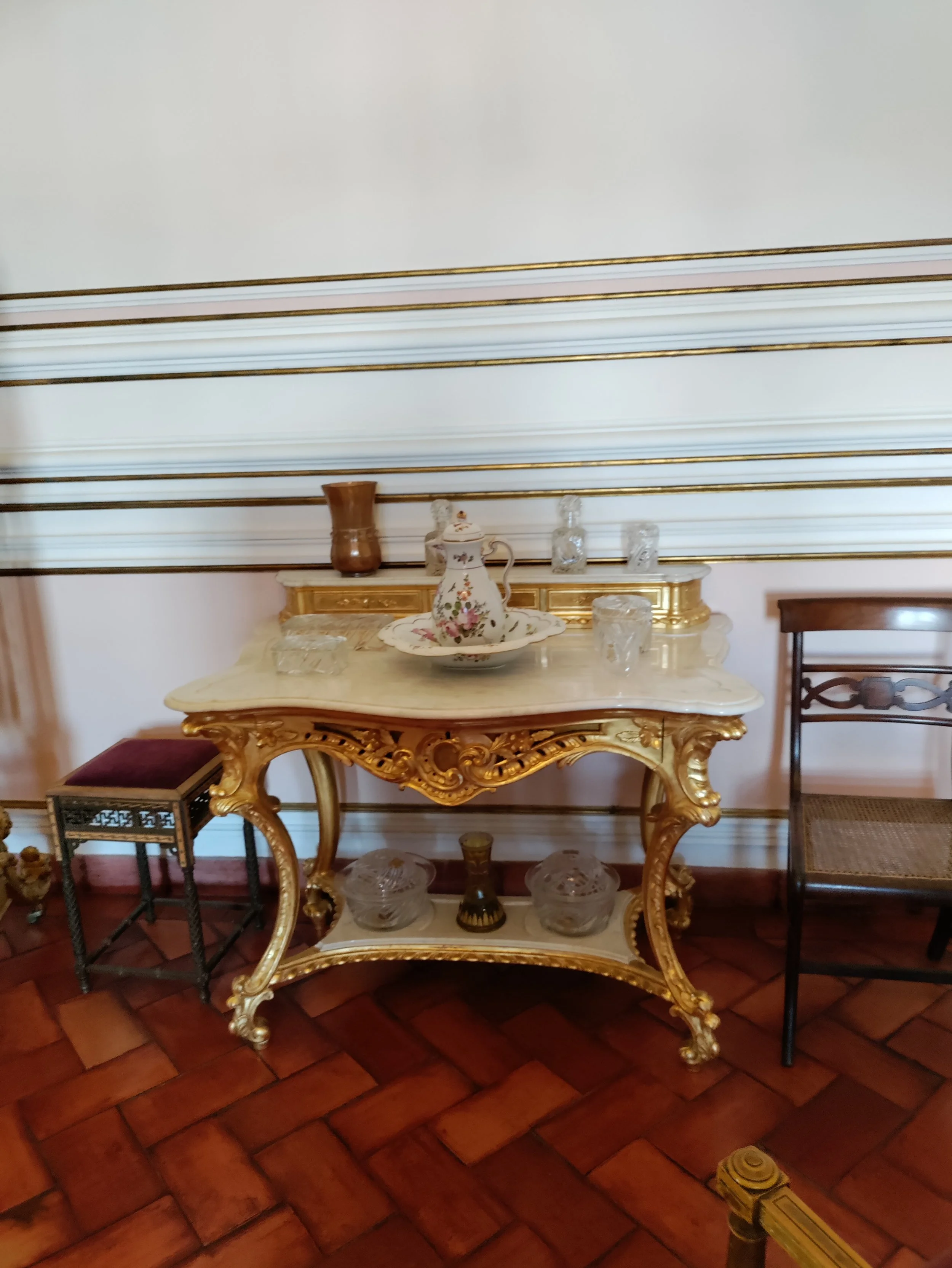 queen's dressing table