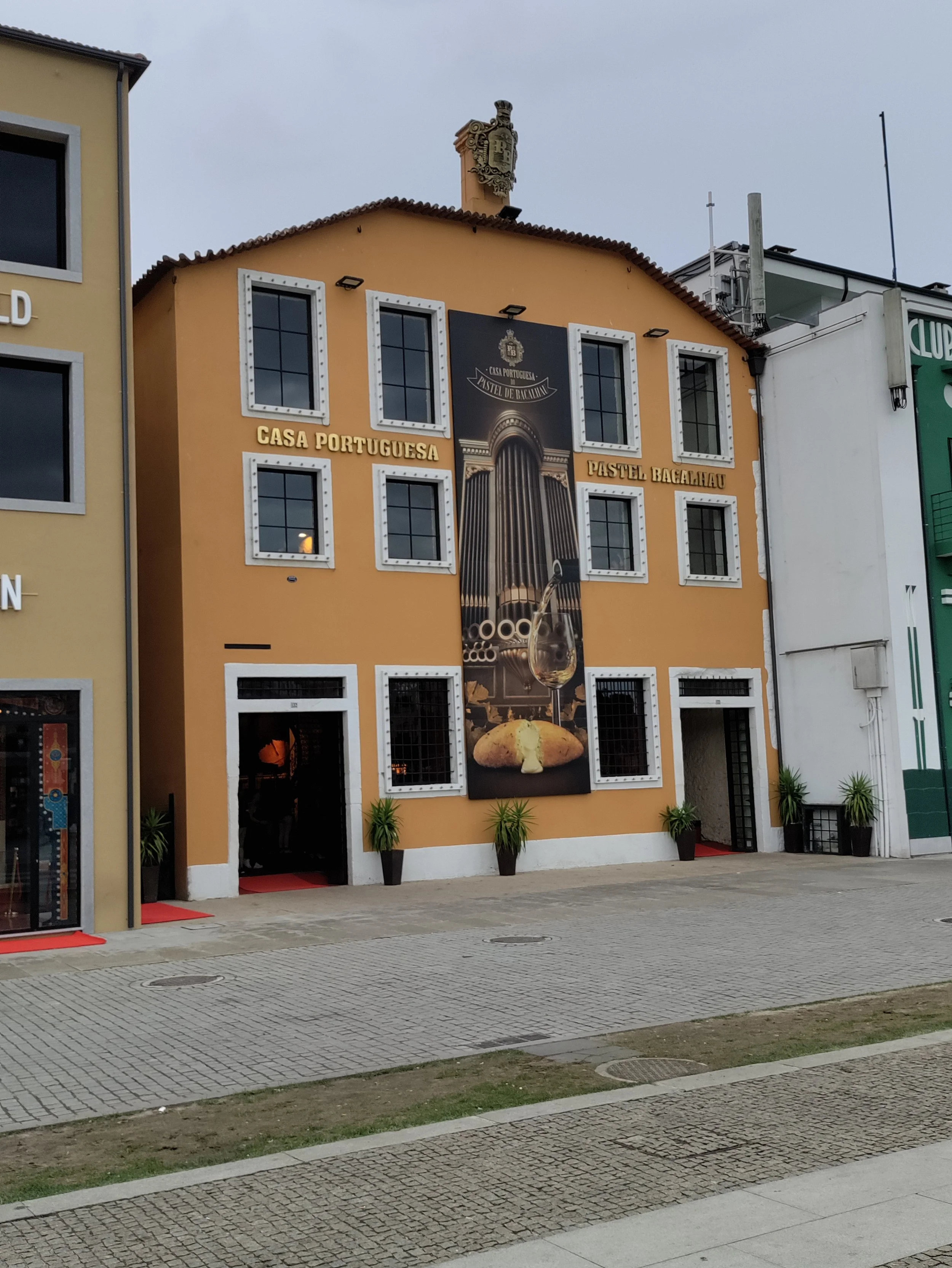 Porto: House of Cod on the river