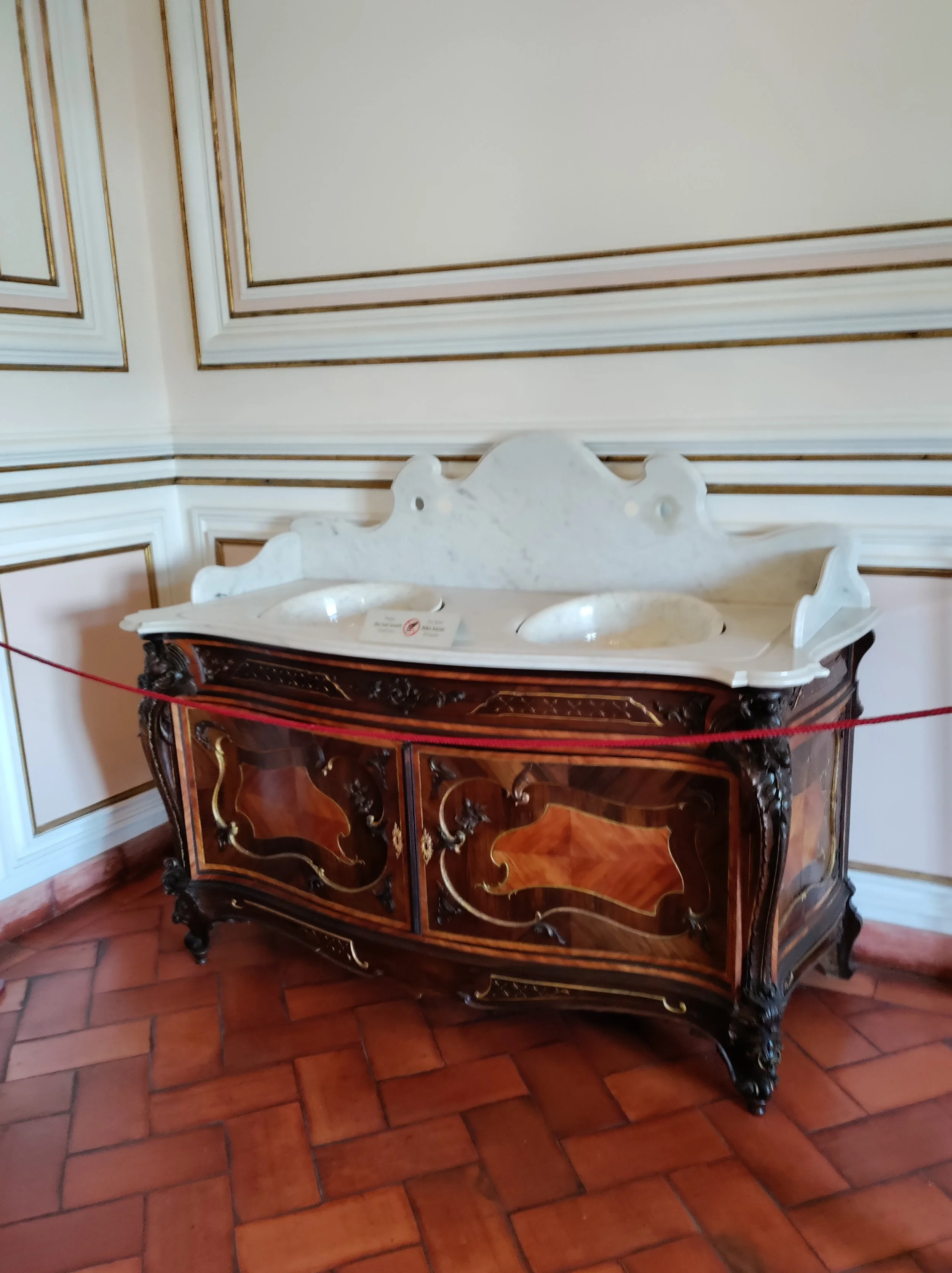 Queen's wash basin, marble and inlaid wood