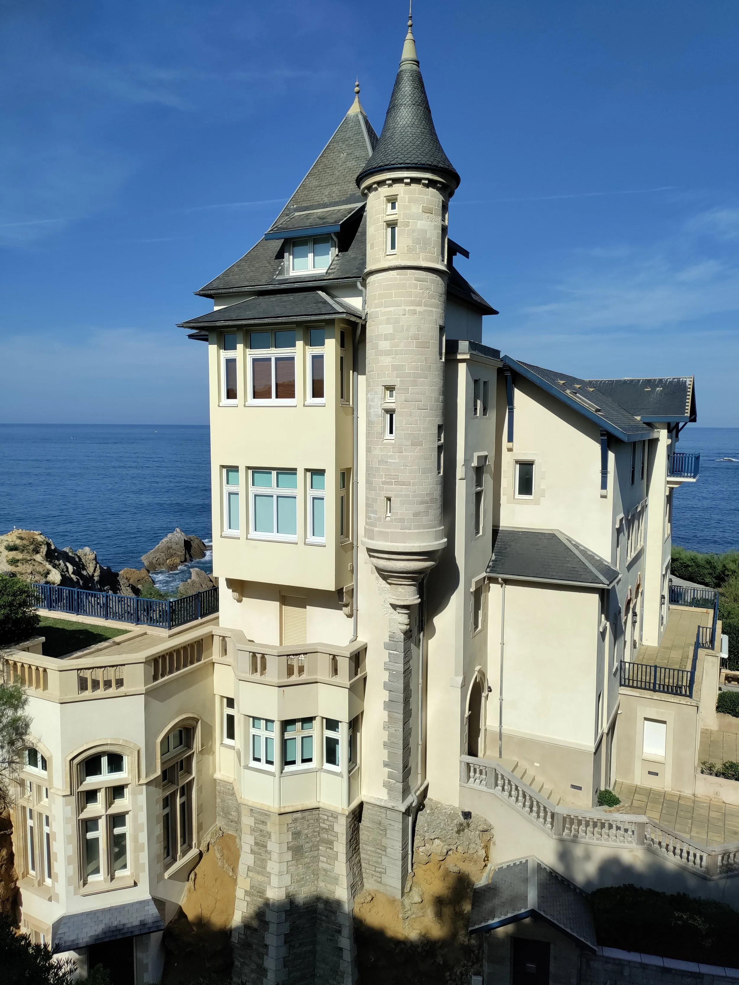 Biarritz:  nice waterfront home.