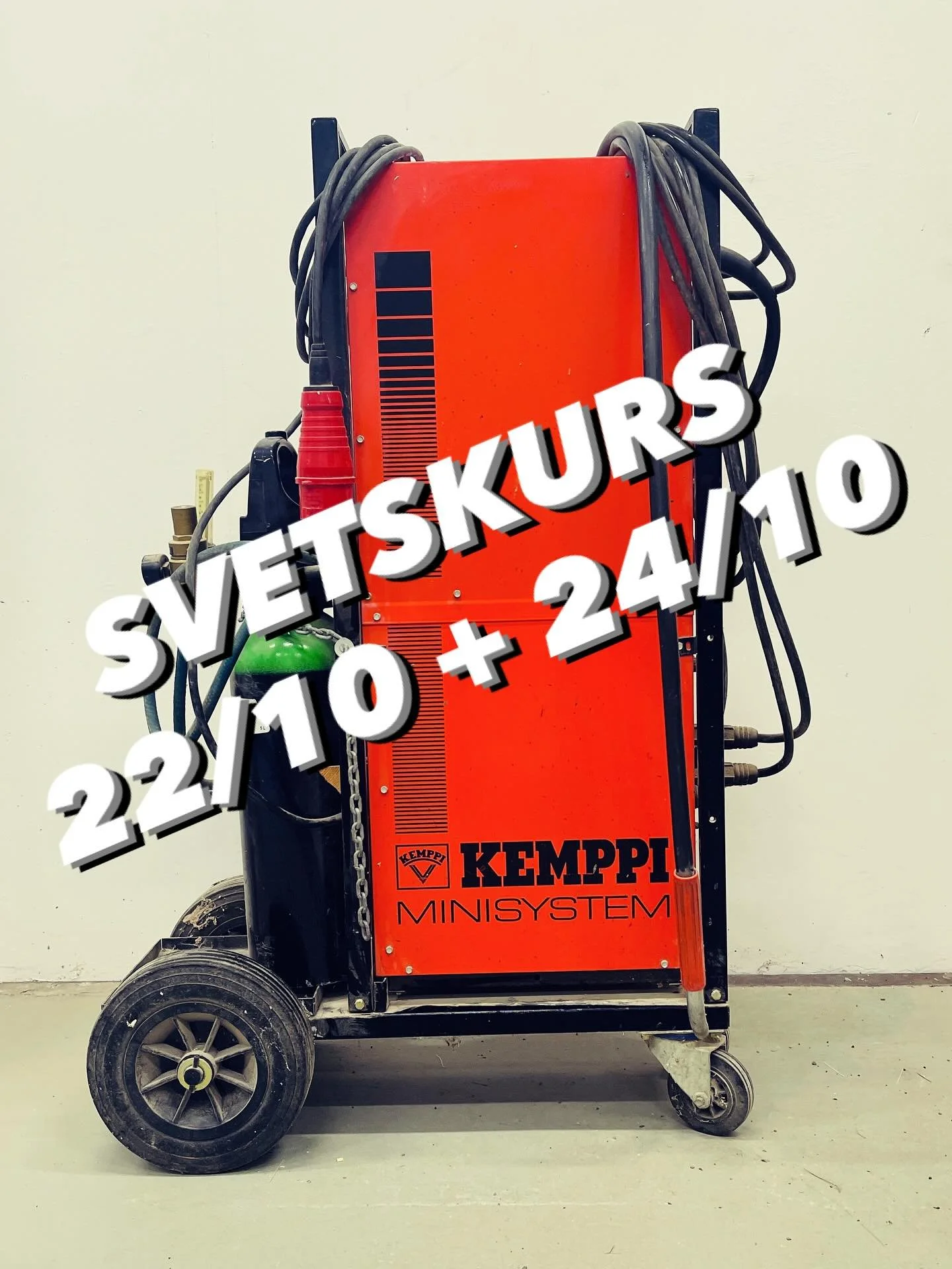 L&Auml;GESRAPPORT: SVETSKURSEN &Auml;R FULLBOKAD. Tips: h&aring;ll koll p&aring; M&ouml;tesplats Lind&ouml;. Det kommer fler aktiviteter. /////////// M&ouml;tesplats Lind&ouml;. Dags att svetsa! Svetskurs p&aring; Lind&ouml;atelj&eacute;erna f&ouml;r