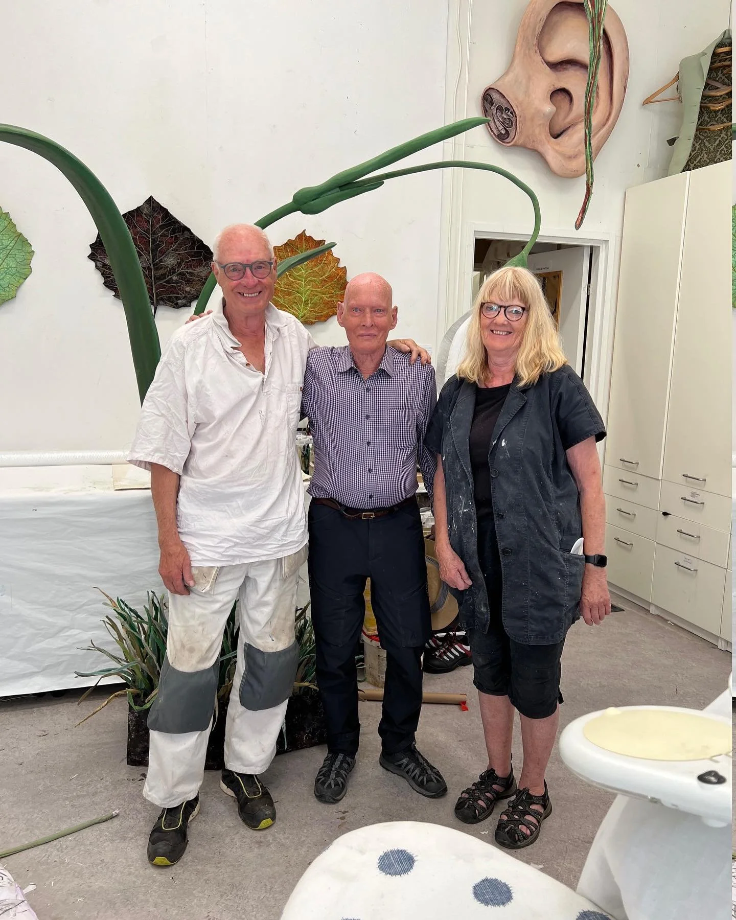 Ig&aring;r fick vi fint bes&ouml;k av den legendariska Arne H&ouml;gsander, dockmakare och Konstn&auml;r. 

Ett k&auml;rt &aring;terseende mellan Gunilla Pantzar och Anders L&ouml;nn som tr&auml;ffade honom p&aring; sextio talet.

Bild 1: I Gunillas 