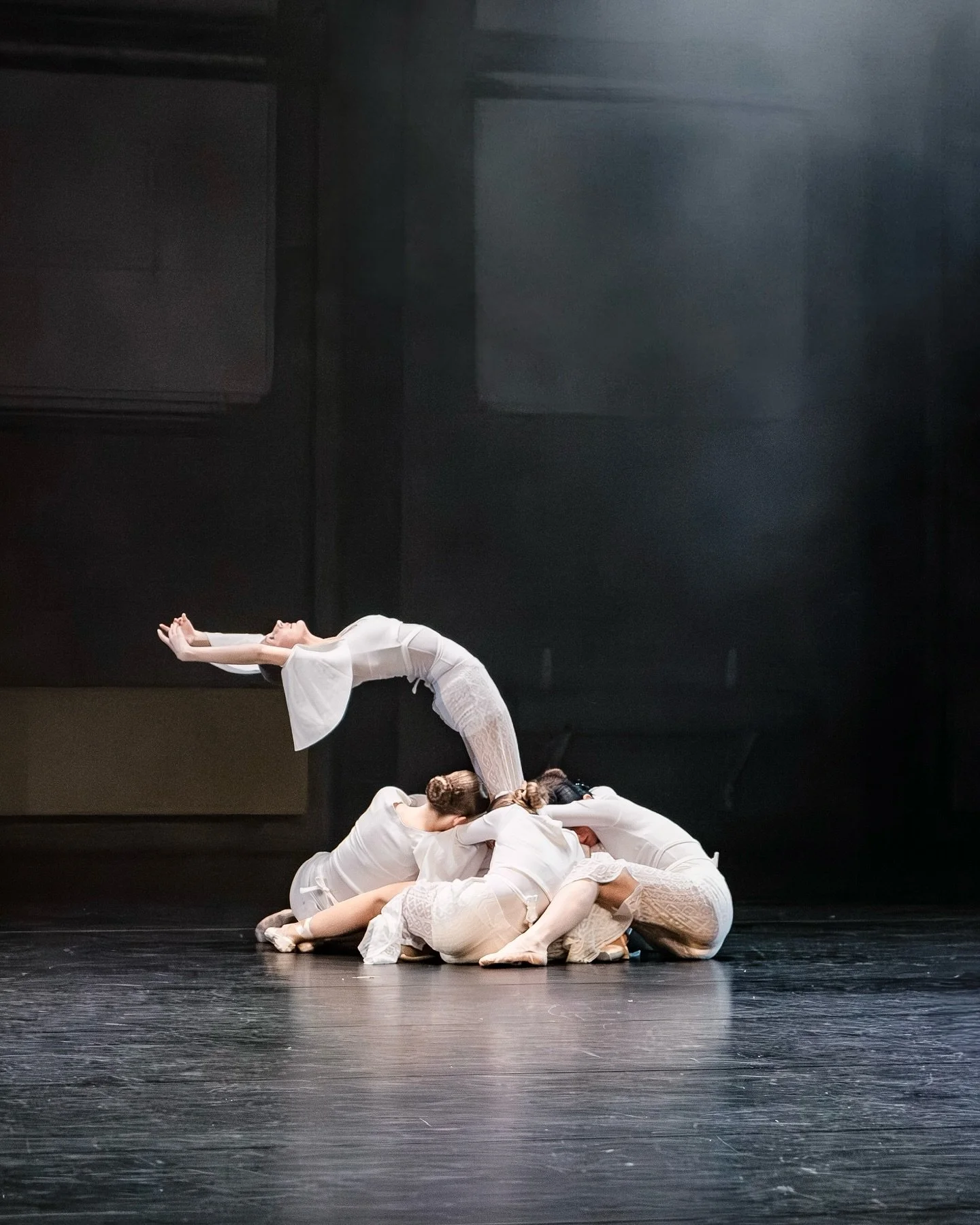 Een kijkje achter de schermen bij Nadance&hellip; 

En w&aacute;t een show hebben ze neergezet! Pure energie✨ Ik mocht hun voorstelling "Blanco" voor ze vastleggen. En dit is het resultaat 🩰

#fujifilmxt3 #fujiphotography #eventphotographe