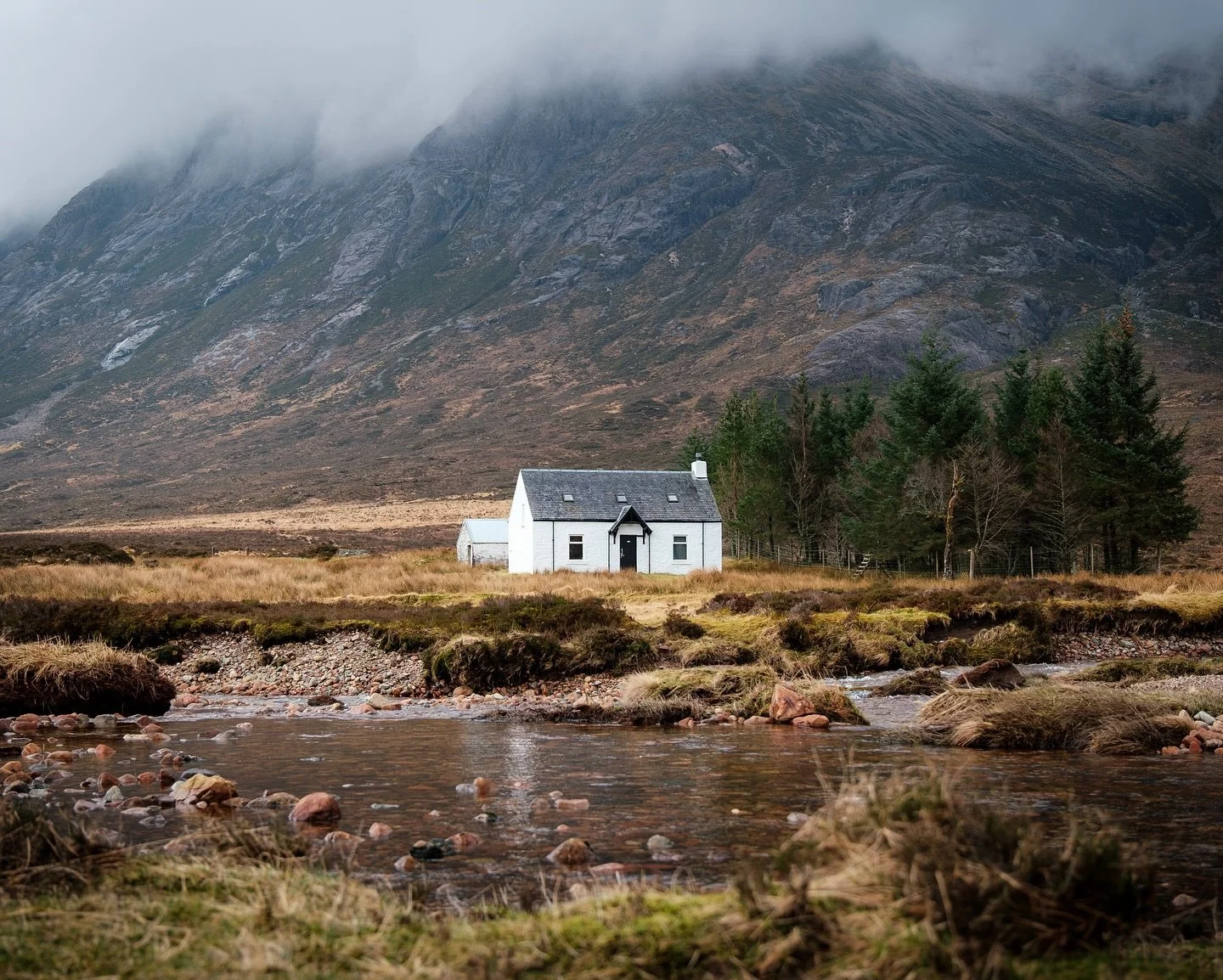 𝟎𝟖/𝟎𝟑/𝟐𝟓
𝐿𝑜𝒸𝒶𝓉𝒾𝑒: Wee White House, Glencoe
𝒞𝒶𝓂𝑒𝓇𝒶: Fujifilm X-E3
𝐿𝑒𝓃𝓈: XF 35mm 1.4 
#scotland #highlands #landscapephotography #fujifilm #fujixe3