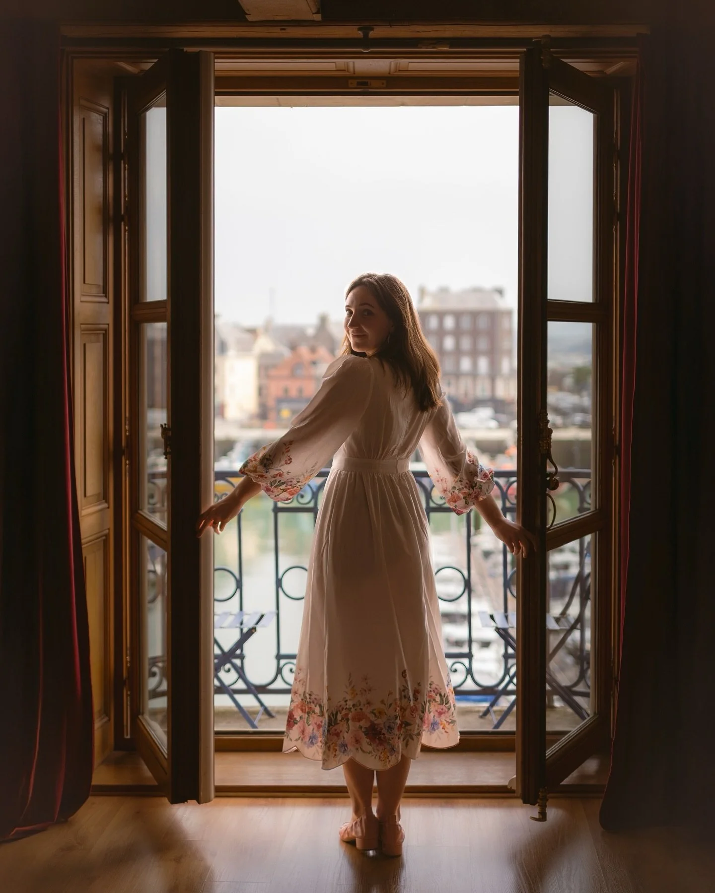 𝟐𝟕/𝟎𝟒/𝟐𝟓
In een schattige Airbnb in Frankrijk vond ik dit prachtige oude balkonnetje met uitzicht. Perfect voor foto’s… alleen had ik geen model. Dus hup, zelf maar voor de camera 😅📷 En dat blijf ik toch altijd een beetje ongema