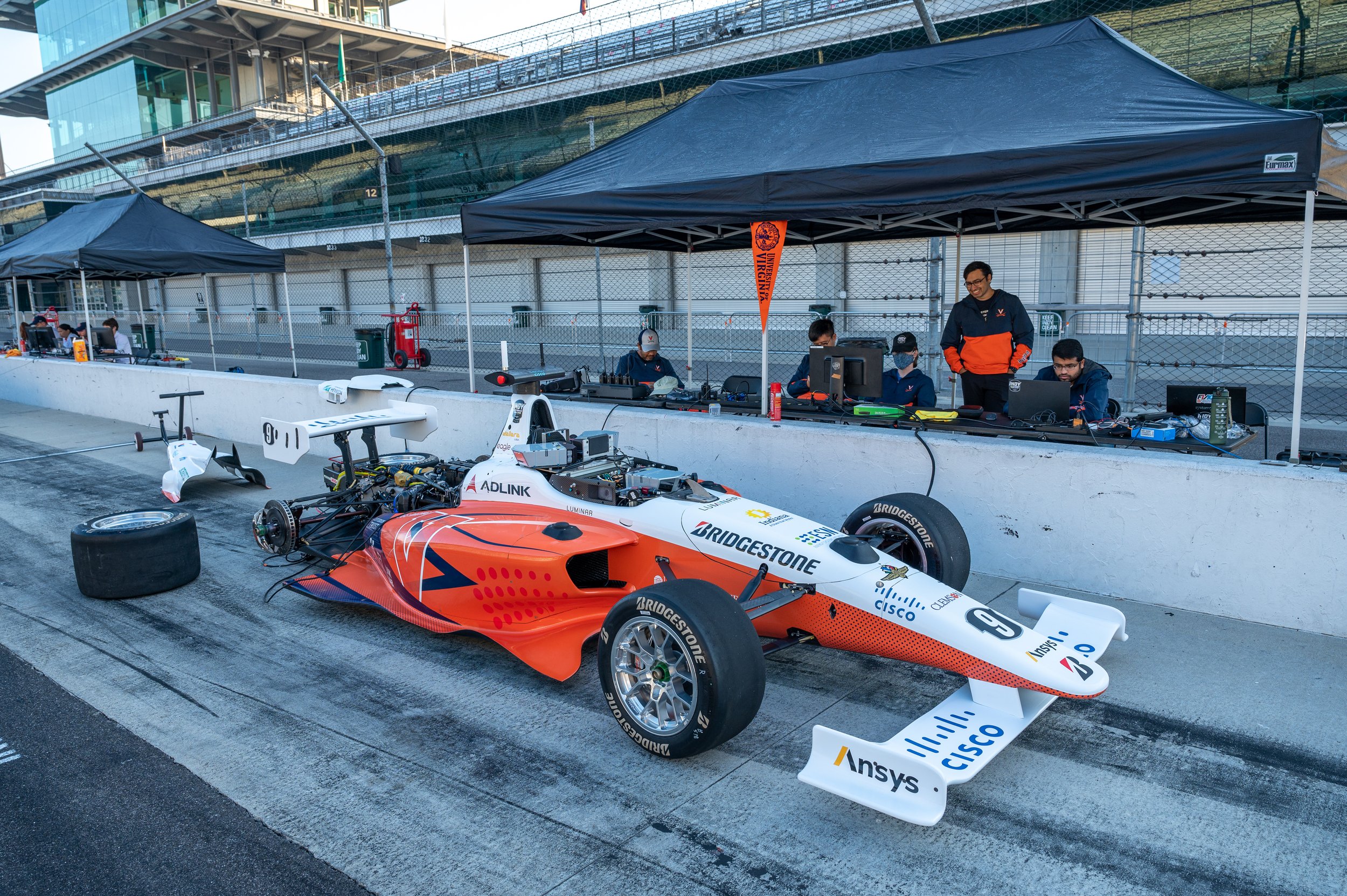Final checks before the race