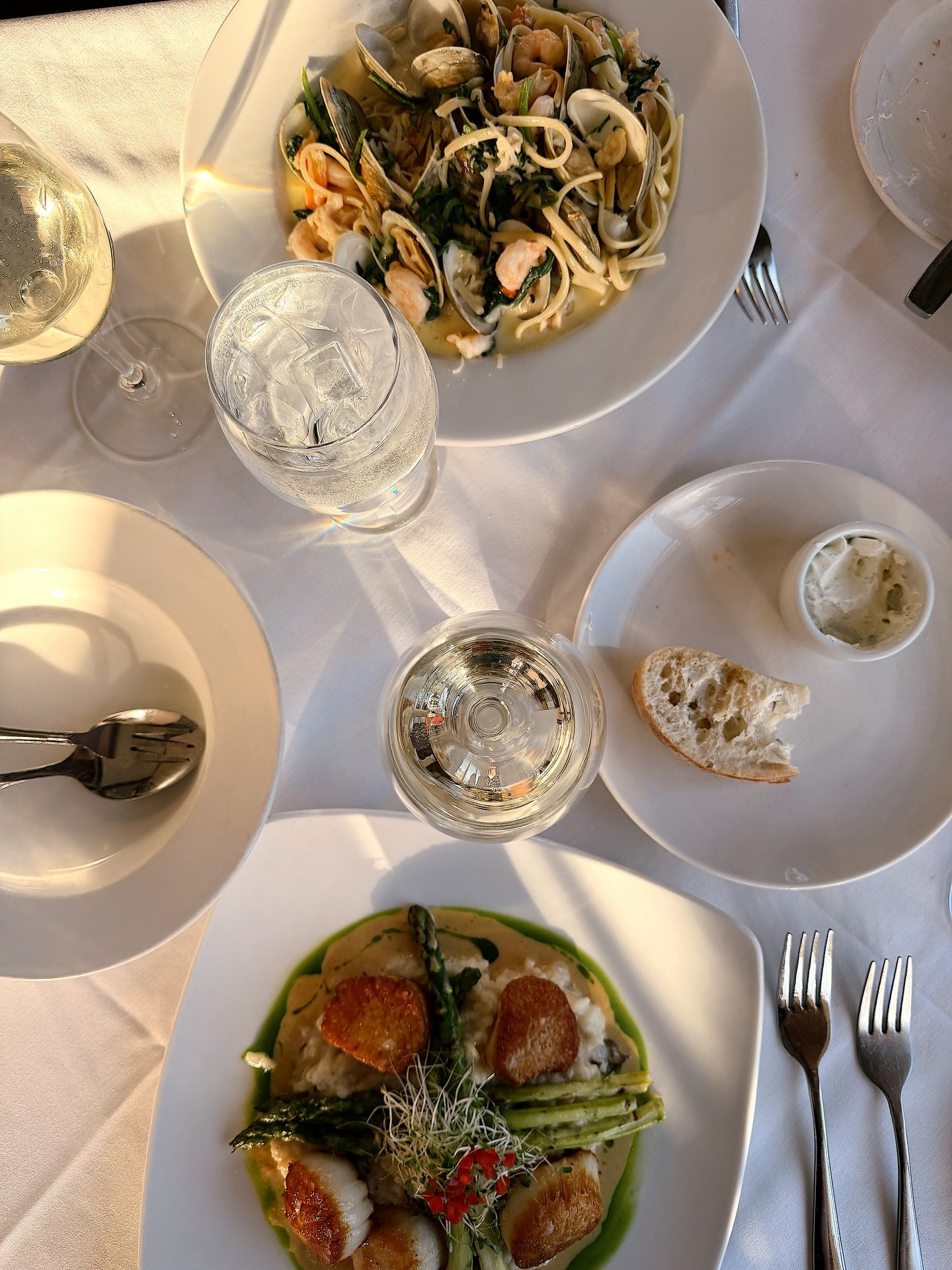 Dining on the porch at @nemogrille is always a beautiful idea ✨ Last night I shared a beautiful 2 hour dinner with my mom. Just me and her&hellip; The temperature was absolutely perfect, the sun kissed the space just perfectly and I just kept thinkin