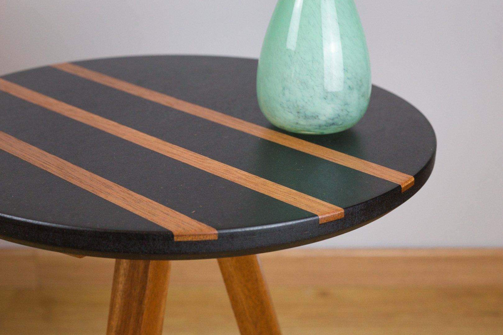 Plateau en valchromat -Guéridon tripode