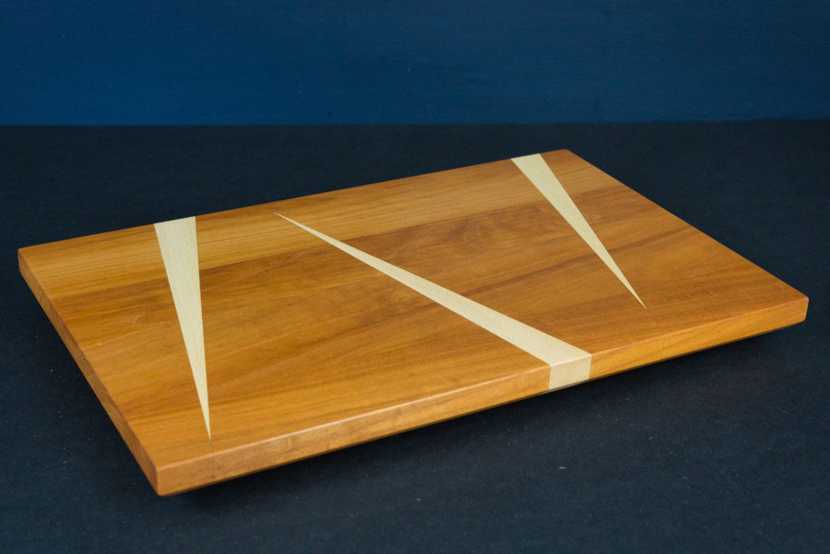 planche-a-decouper-en cerisier-design.jpeg
