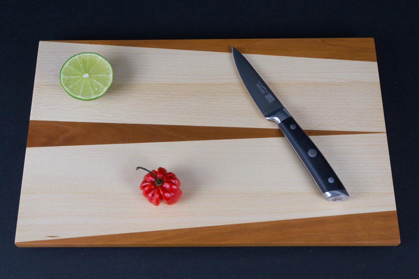 planche-a-decouper-design-en-bois.jpeg