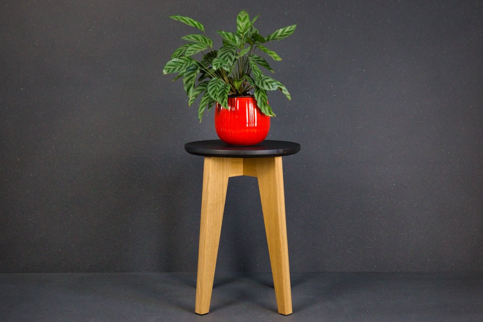 Tabouret en chêne massif avec une assise teintée noire