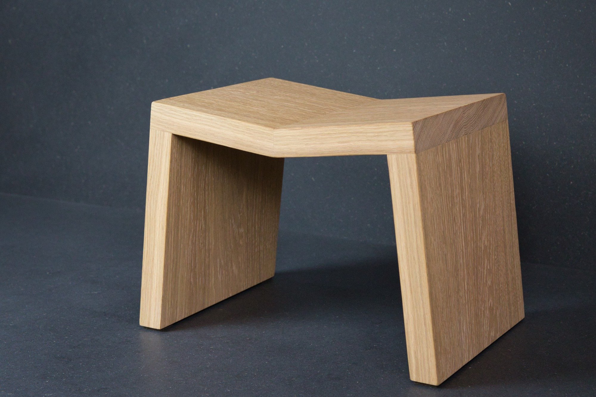 Atelier Samo - Petit tabouret japonais au design minimaliste