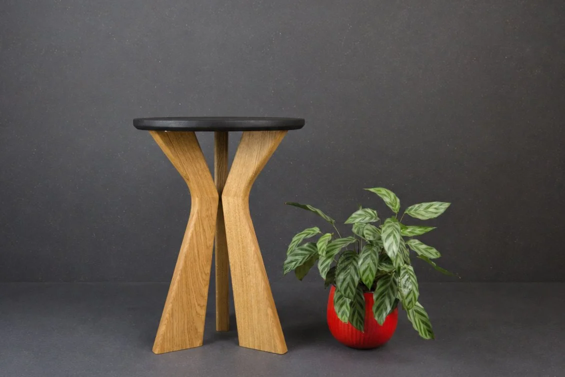 Table d'appoint Tachi en chêne massif, vue de face, avec une calathéa posée à côté
