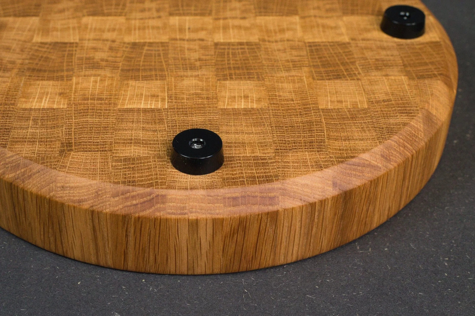 Planche à découper en bois de bout ronde - Vue sur les patins antidérapants