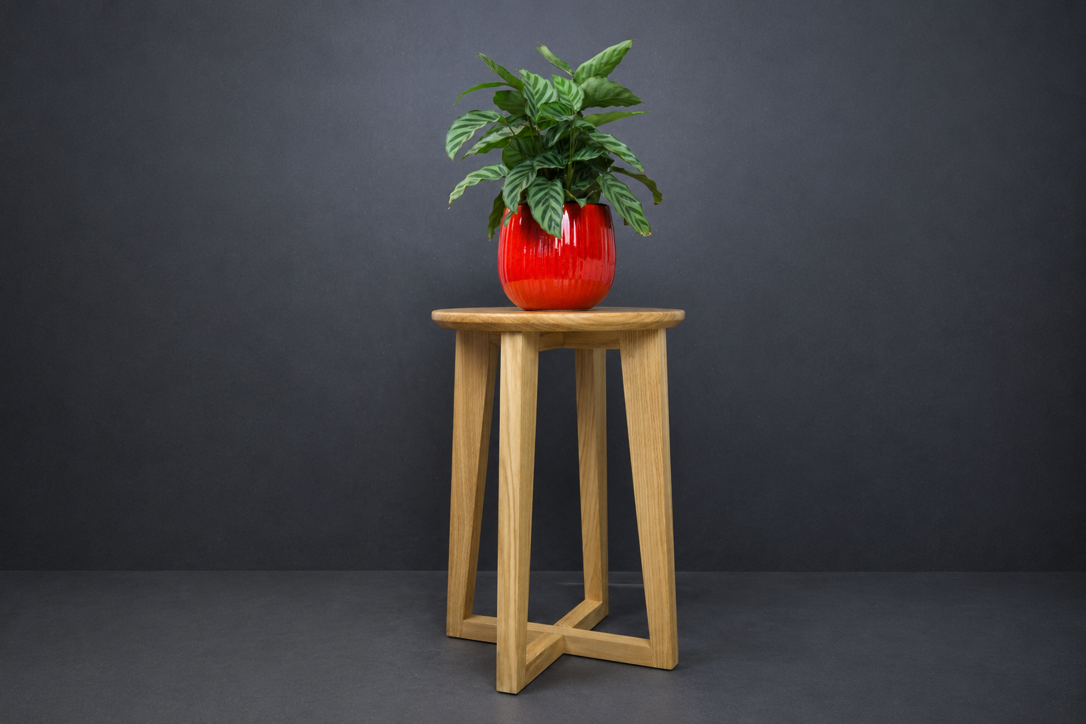 Table d'appoint Mokko en chêne massif avec une plante Calathea posée sur le plateau