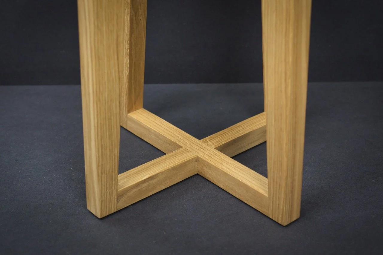 Détail de l'assemblage à mi-bois en bas des pieds de la table d'appoint Mokko