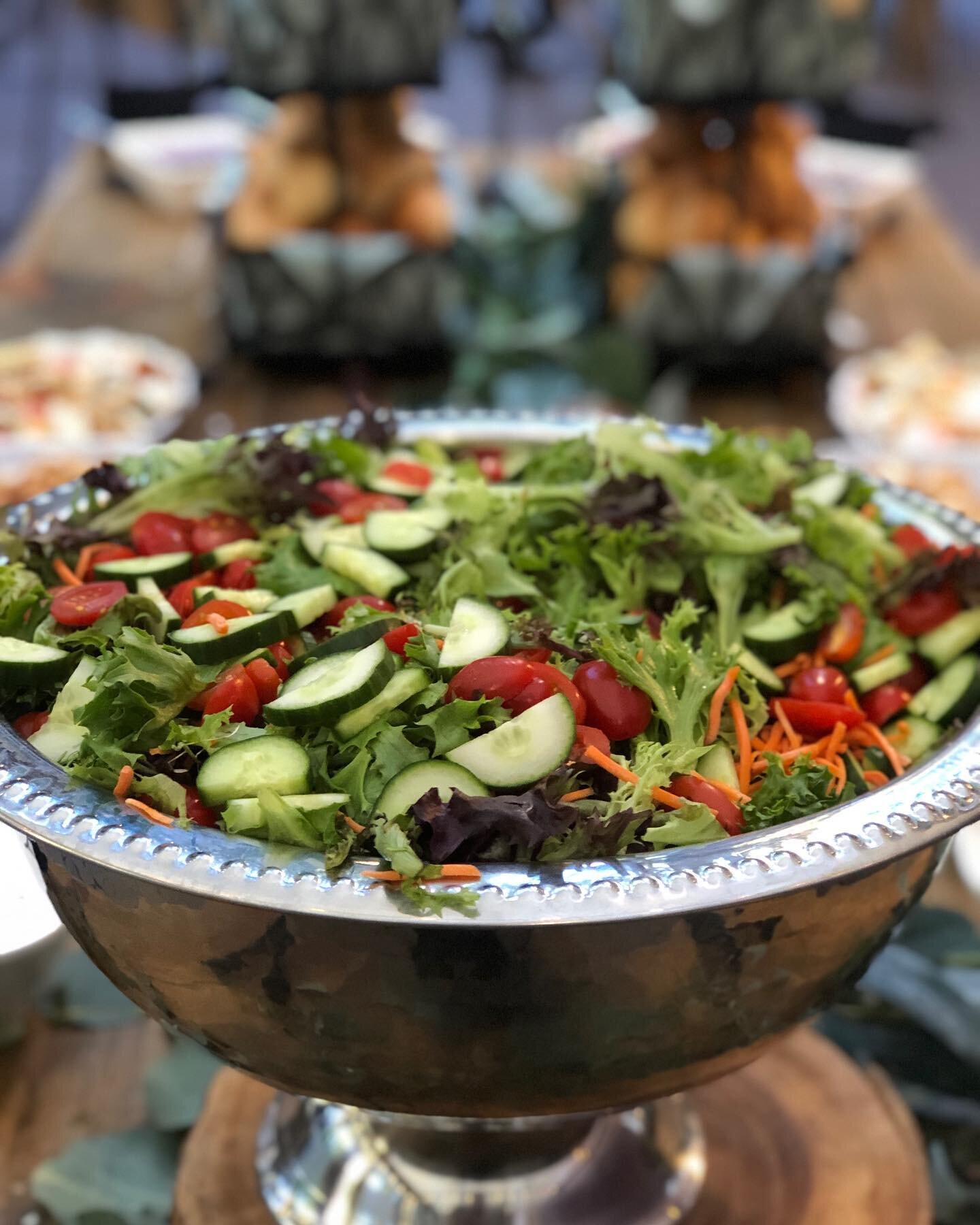 Who doesn&rsquo;t love a fresh Garden salad 🥗 
#foxinthewoodscatering