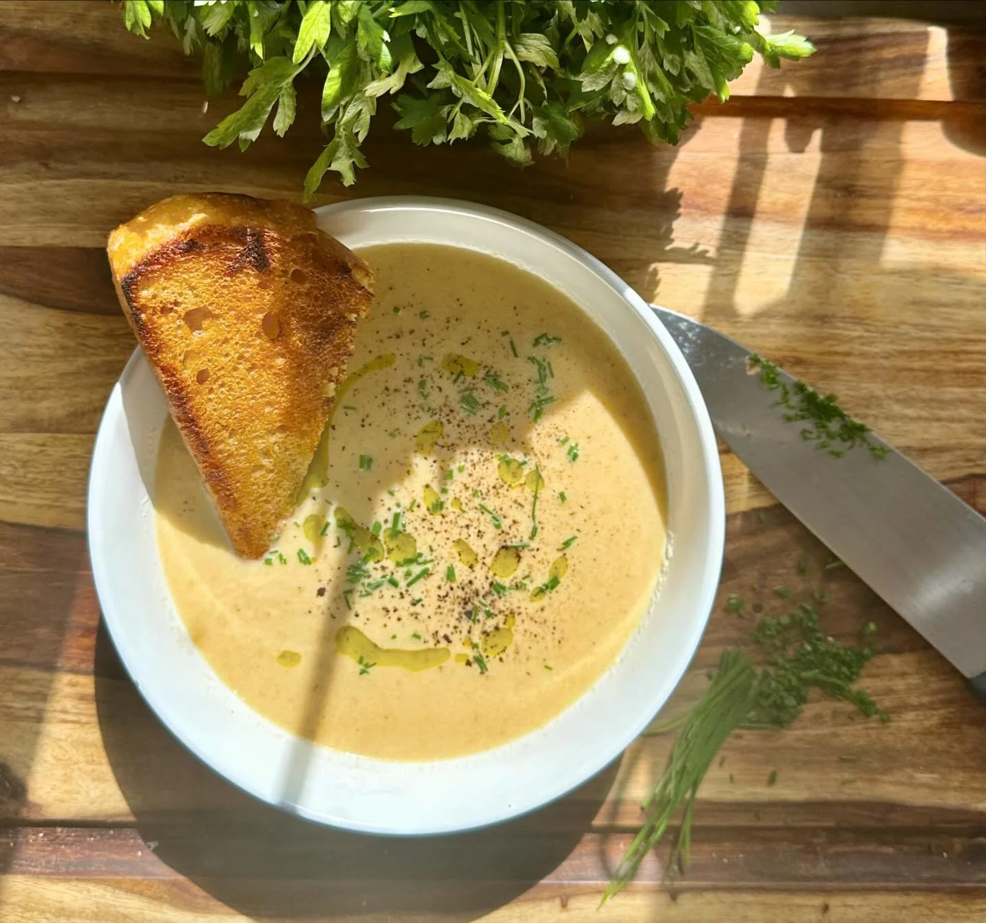 Roasted Cauliflower Cheddar Soup, with fresh ingredients from our local @mountainprovisionscooperative farm box. 😍