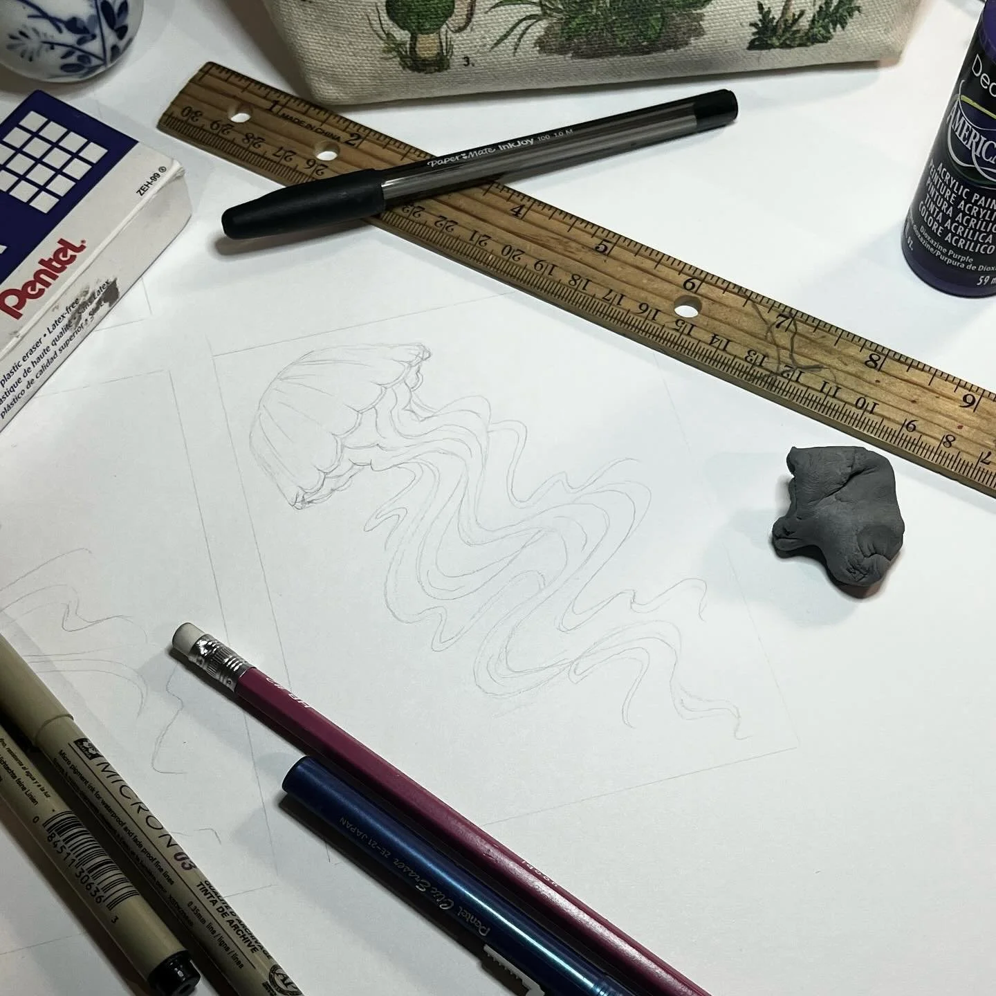 My very messy desk but working on new deisngs🎨