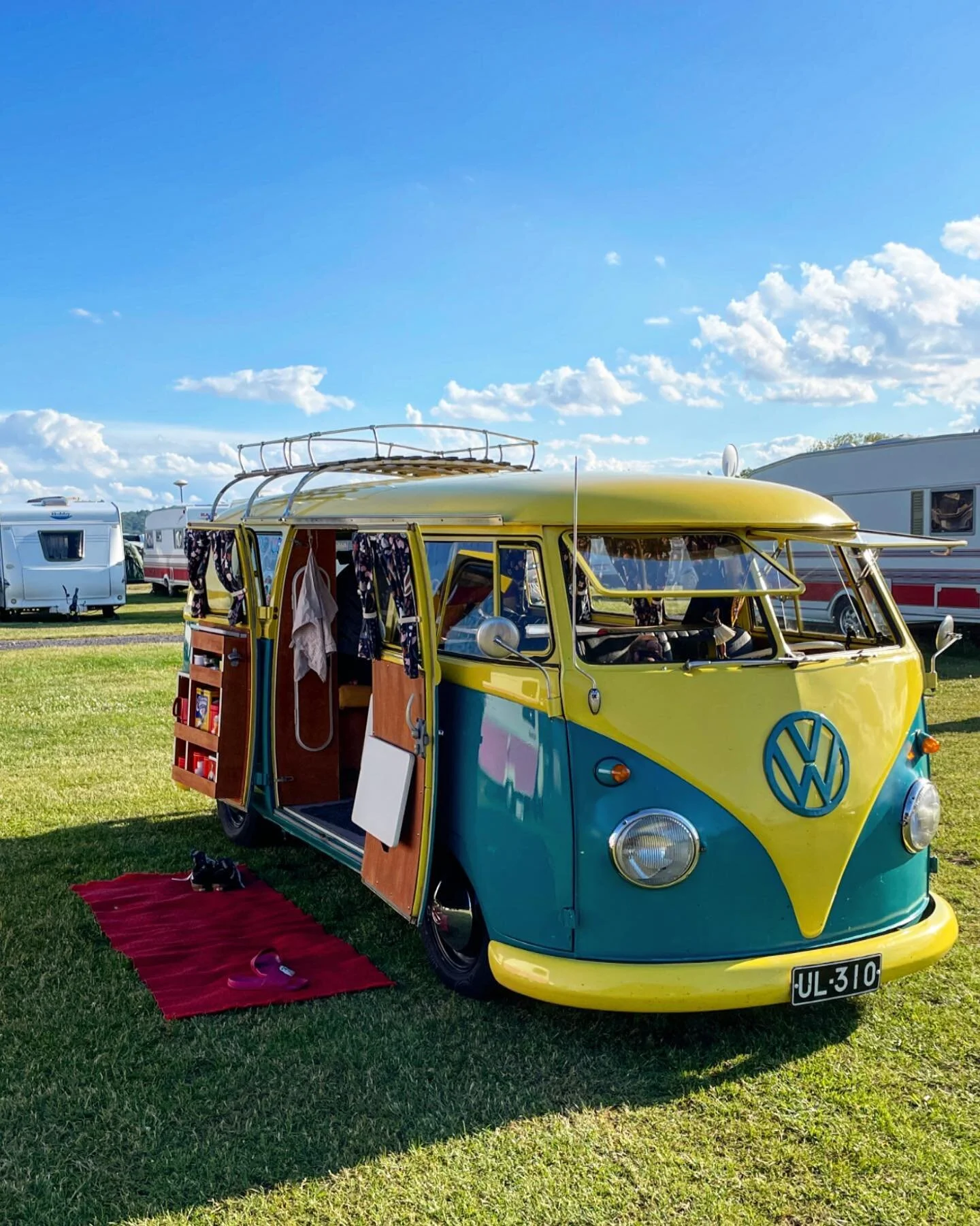 V&auml;ril&auml;isk&auml;n&auml; Gr&auml;nnan 🇸🇪 leirint&auml;alueella. 🎨

📸 @blueyellowbus

#matkailu #karavaanarit #finnishmoments #roadtrip #vanlife #camping #camper #campervan #vwcampervan #vwcamper #aircooledvw #aircooled #aircooled_society 