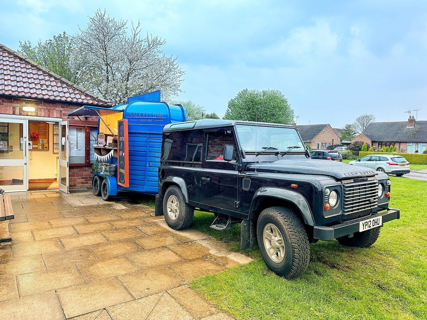 Mobile Horse Box Bar 🐎 
Indoor space for dancing 💃 🕺 &amp; outdoor spot for drinking 🍹 
#mobilebar #horseboxbar #dancingqueen #cocktailbar #evenplanner #partyanimals #partyinstyle #partysupply #baressentials #birthdayparty #weddingreception #engl