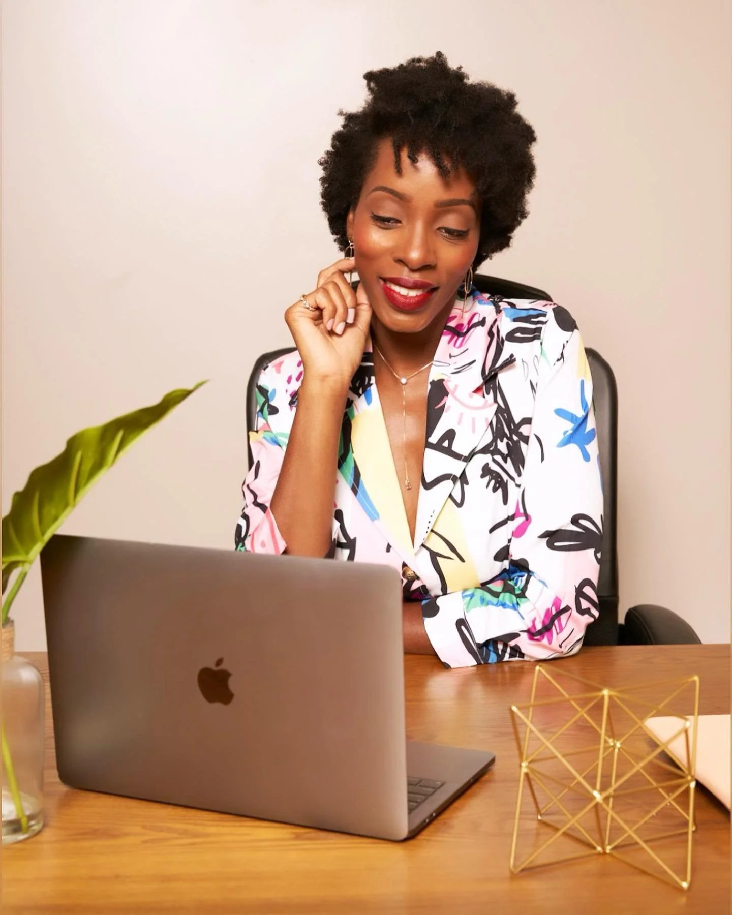 The look I give my clients when I&rsquo;m listening👂🏾and locked in🔒!

A great coach actively listens without judgement, and pays attention to what you say, and what you don&rsquo;t say. ✍🏾

I&rsquo;m always present and ready to engage with positi