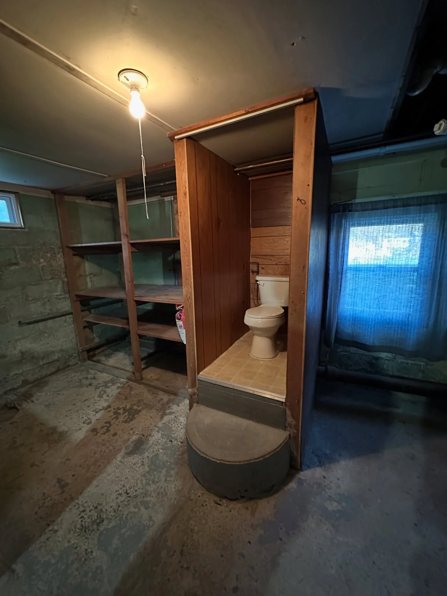All hail to whoever sits on this actual throne 🙌🏼 Not much going on with this one but now it&rsquo;s proper 😁 Instead of a standard toilet it&rsquo;s now a macerating pump toilet.