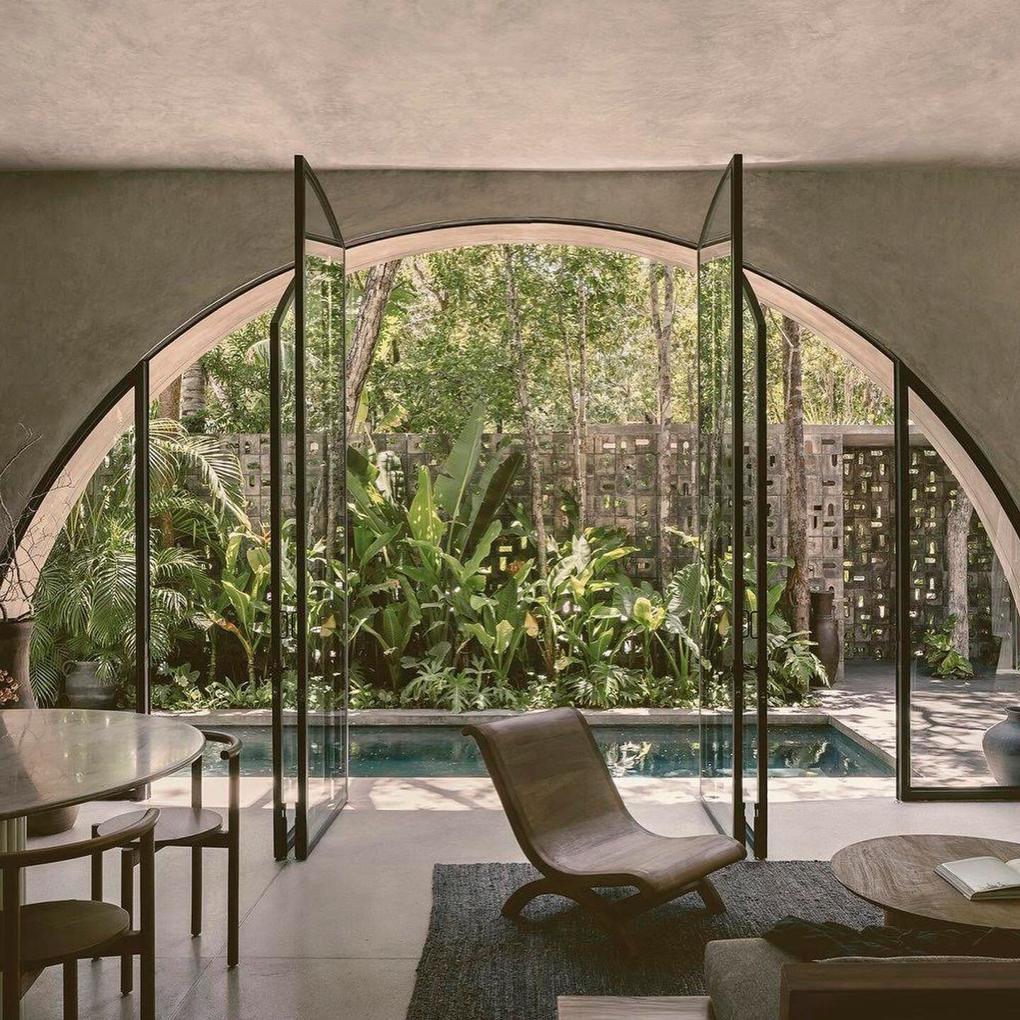 NATURAL BEAUTY Encouraging a greater connection to the natural world through design. Locally sourced materials and handcrafted finishes render rooms built around views of nature, gentle breezes, light and shadow, to create new relationships. 

Villa 
