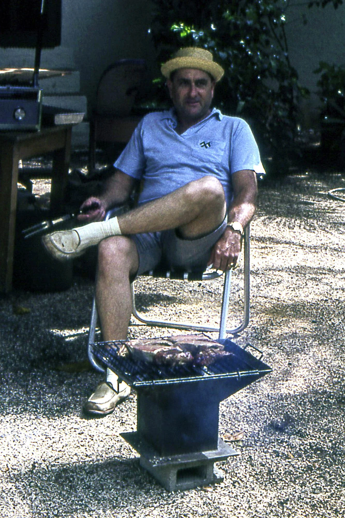 Christmas in Aruba. Grandpa Tom at the 'que.