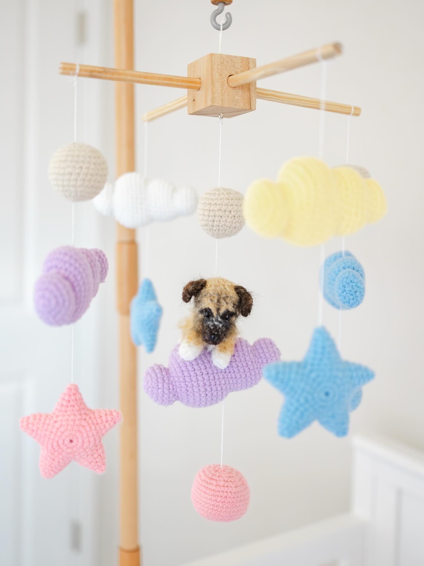 I&rsquo;ve been promoted to big sibling + official protector. This custom crochet mobile is perfect for our cozy night-shift routine!🌙
🛍️Mobile created by EngOiShop on Esty
📷 Photography by @emilywade.photography