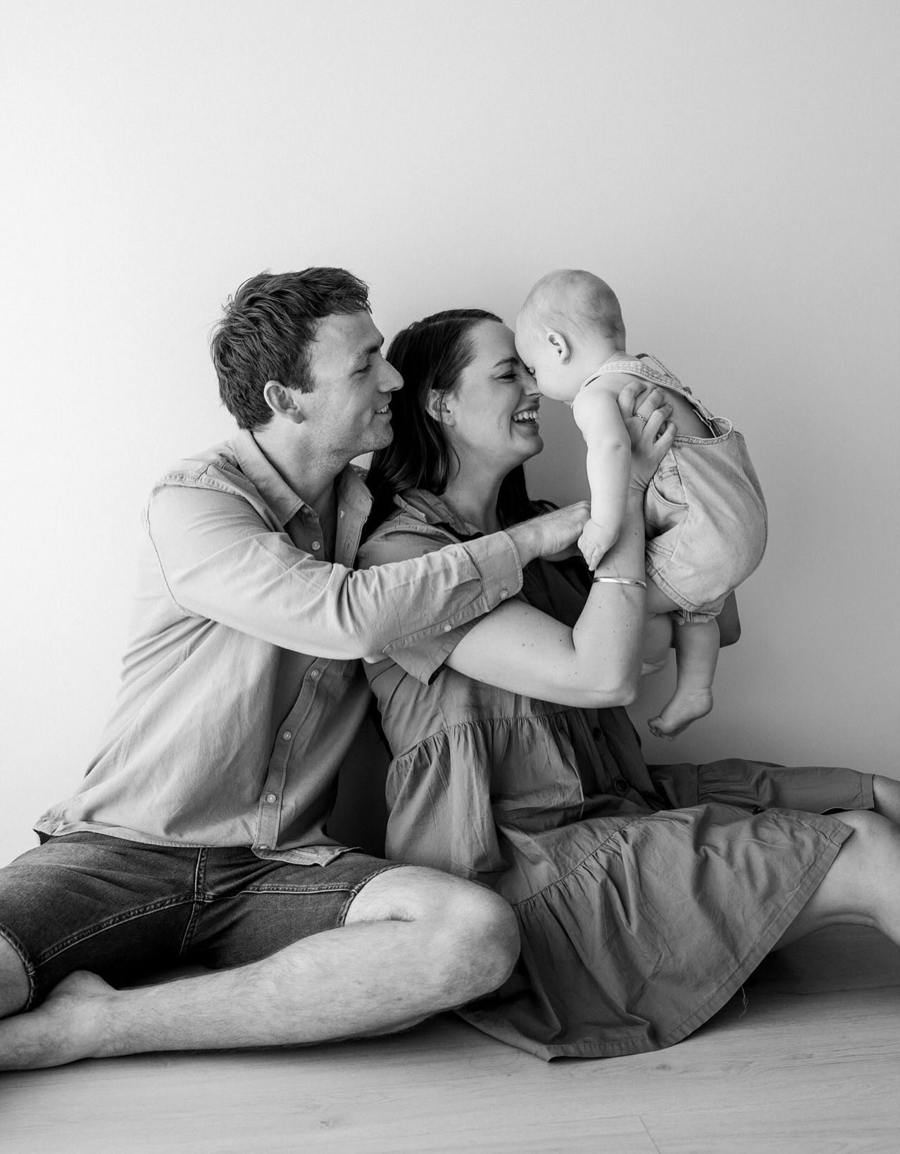 I absolutely adore a sweet little family studio session! Come in, cuddle up, and refresh your family portraits with zero stress &mdash; no matter the weather. Let&rsquo;s capture all those snuggly moments and gorgeous milestones 😍🤍