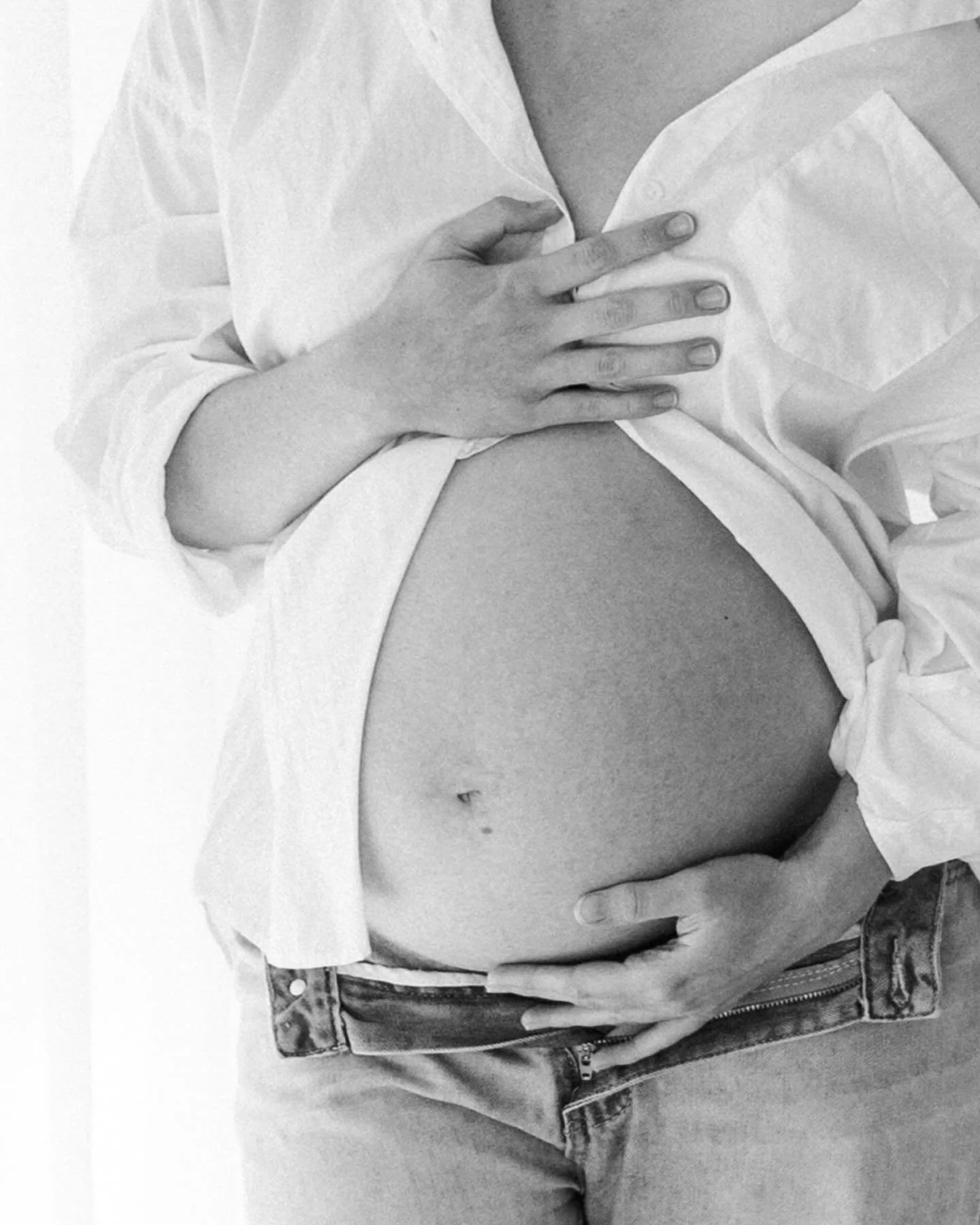 Calling all Albury Wodonga pregnant Mummas, is a timeless studio session your vibe? Relaxed, intimate and classic! I would love to capture you 🤍 throw back to my own self portraits, capturing bubba H xo