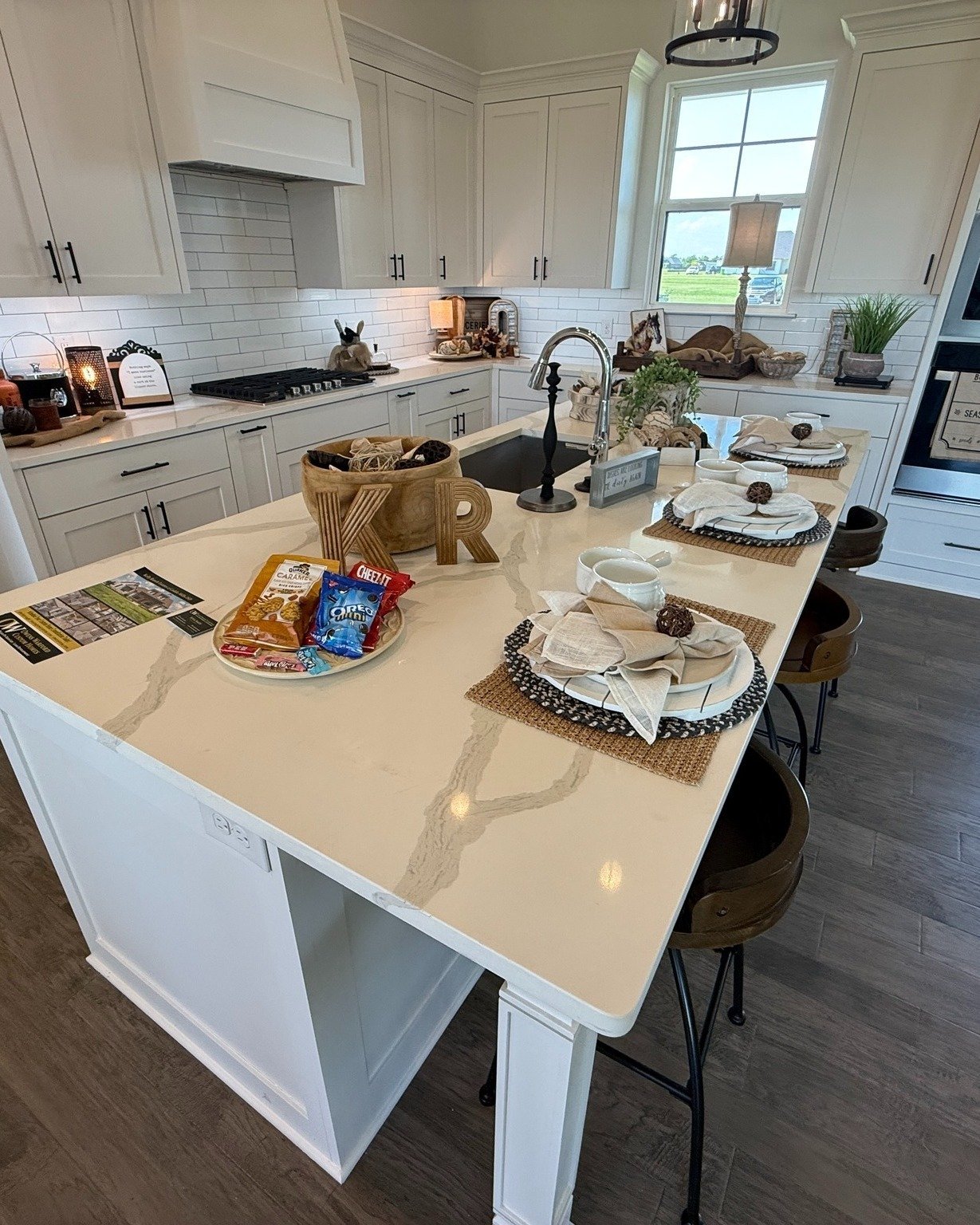 Same style, different homes &mdash; the difference is in the details. ✨🏡

These two kitchens share the same design style, but each one is in a different stage &mdash; one in the middle of installation, and the other fully finished and ready to deliv