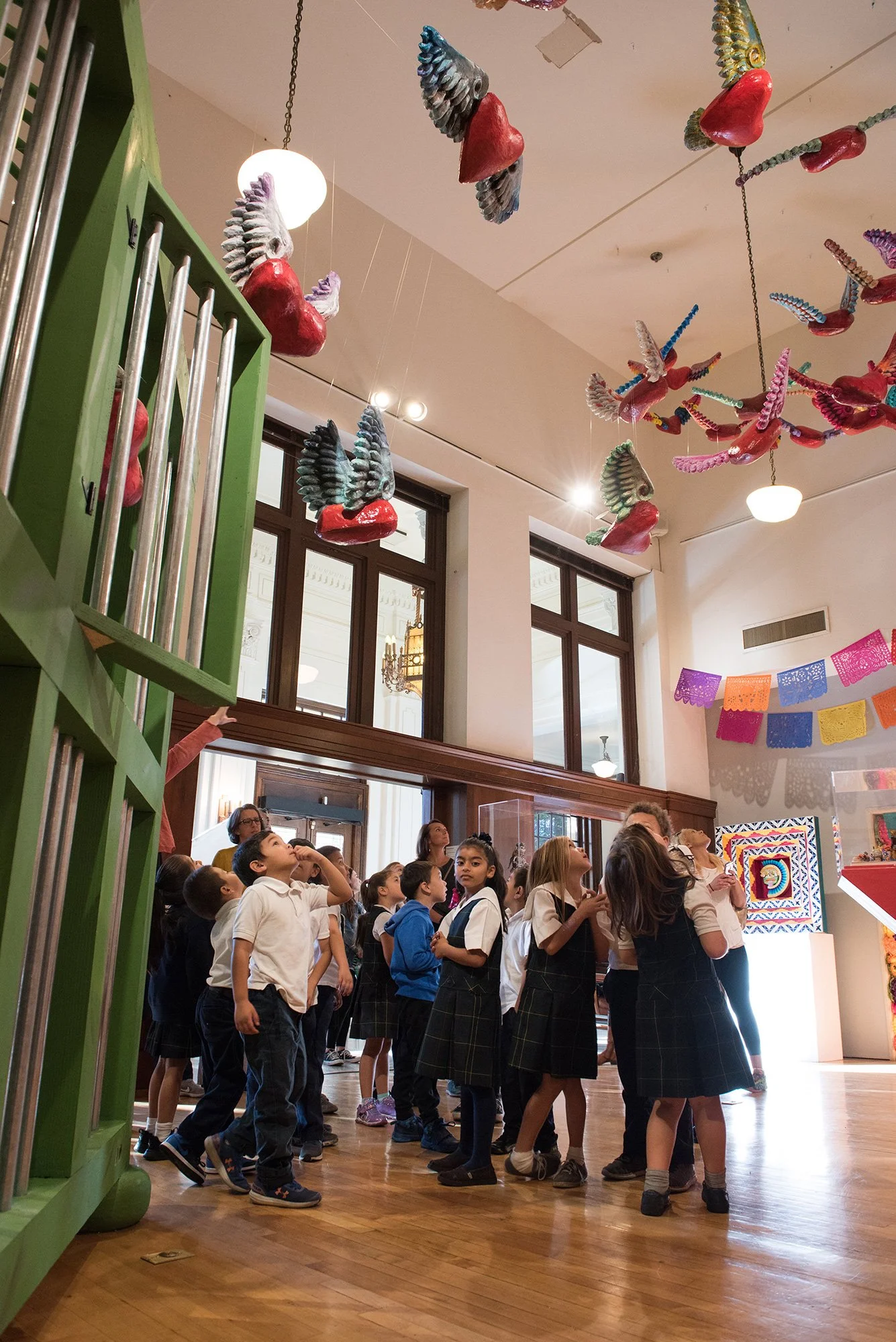 Children viewing Los Olvidados Liberados