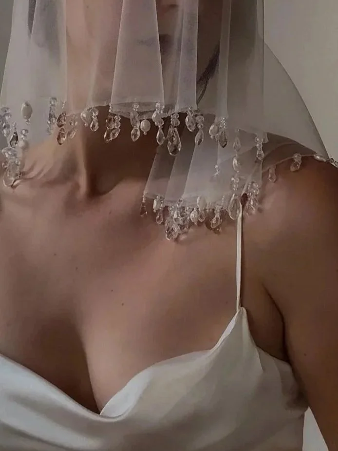Wedding veil with a crystal droplet edge.