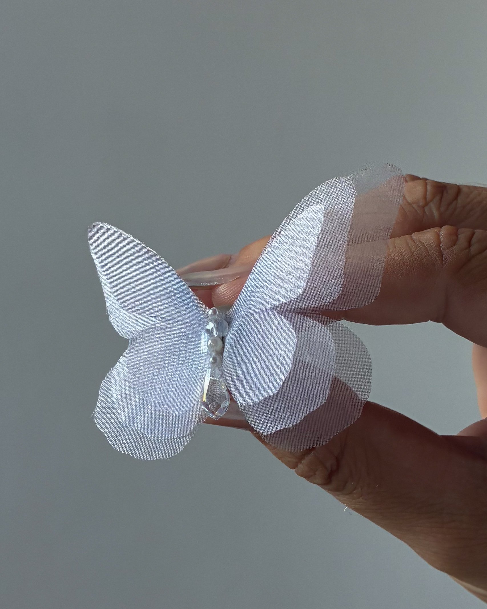 Accessoire papillon en soie blanche à trois couches pour voile de mariée, avec dos magnétique et goutte en verre