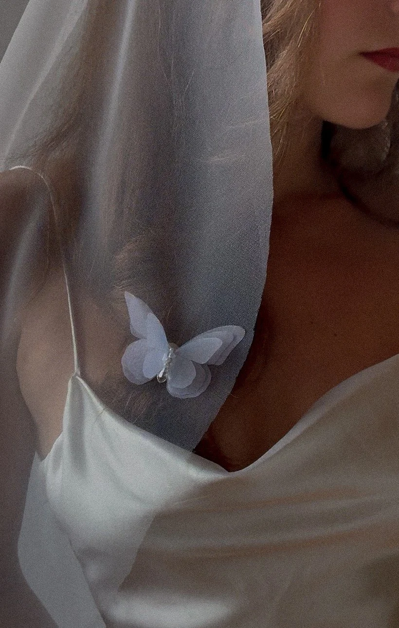 Papillon magnétique en soie blanche à trois couches avec goutte en verre.