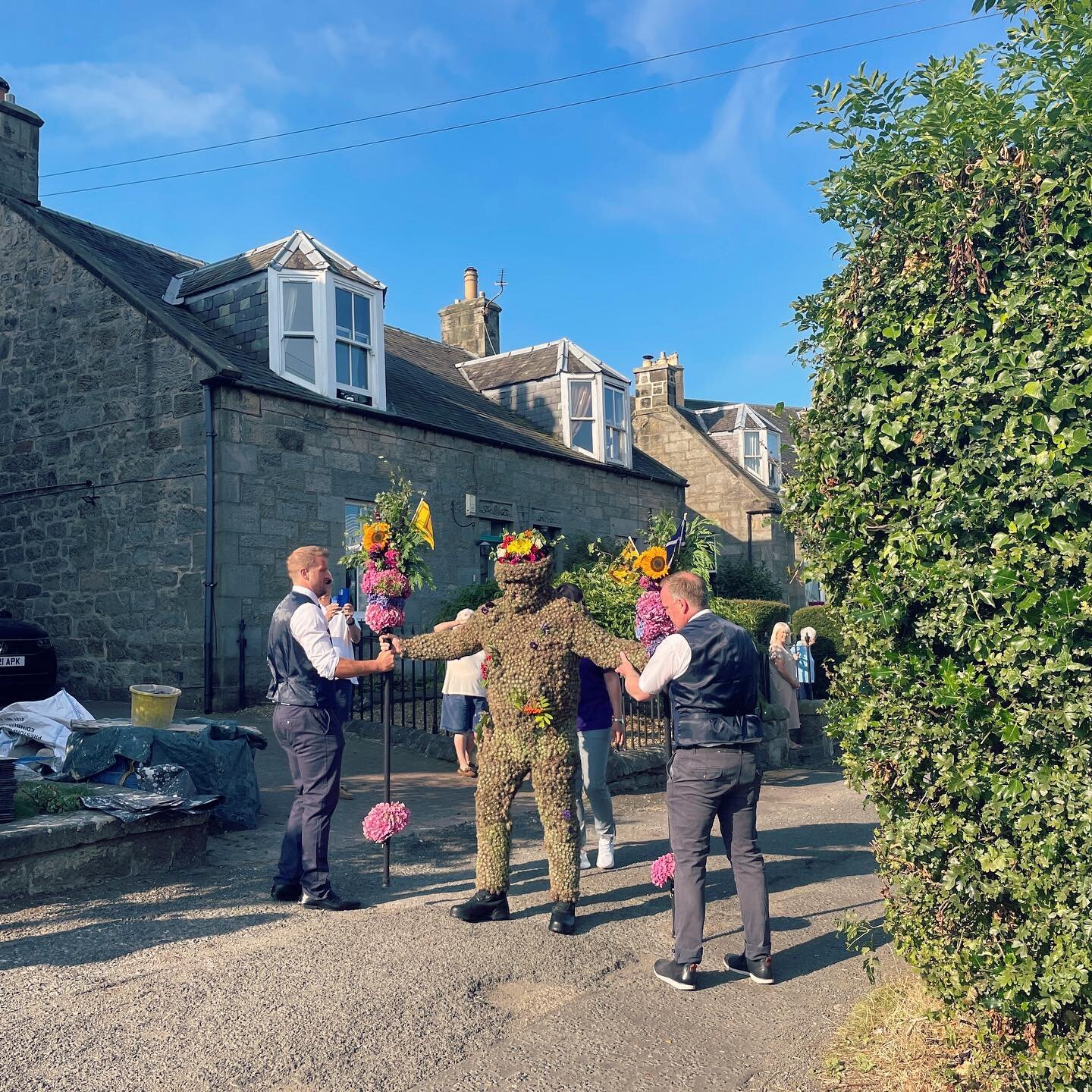 Had such a fun Friday morning last week as we headed over to catch the annual Burry Man festival in the gorgeous Scottish town of South Queensferry. 

I first heard about the festival when I saw a painting and then a music video about it by @ben_edge